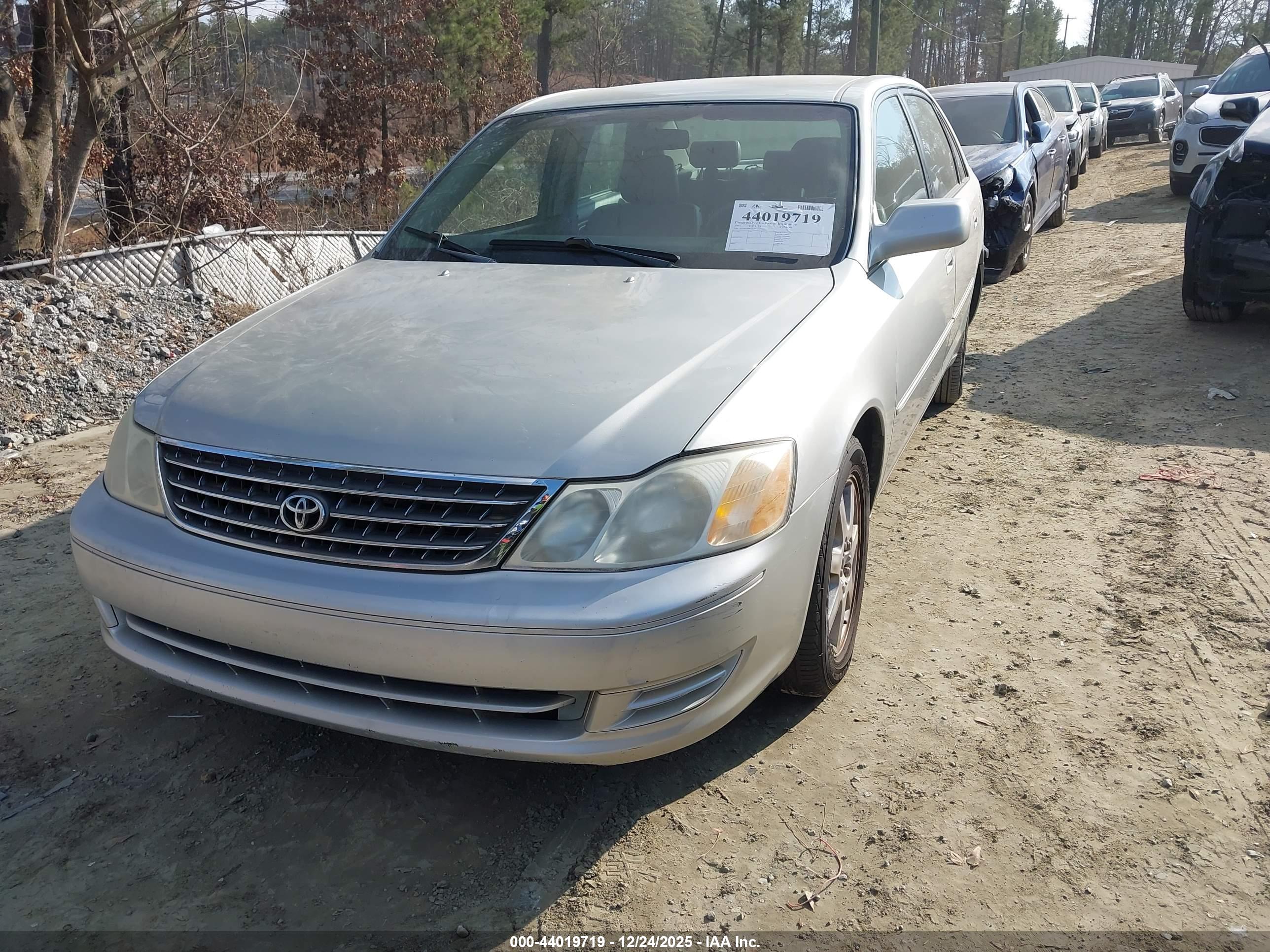 TOYOTA AVALON image 2