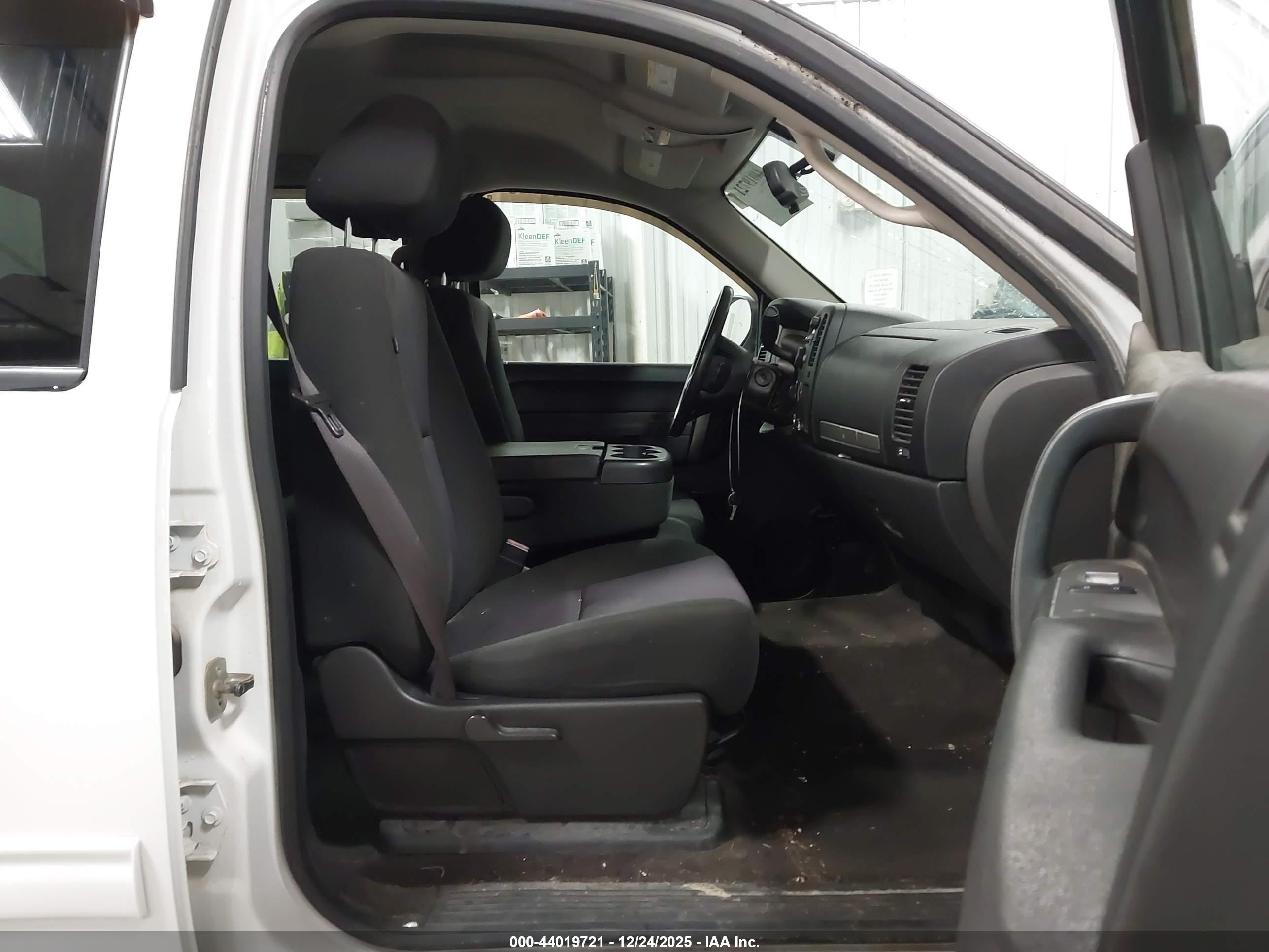 CHEVROLET SILVERADO image 5
