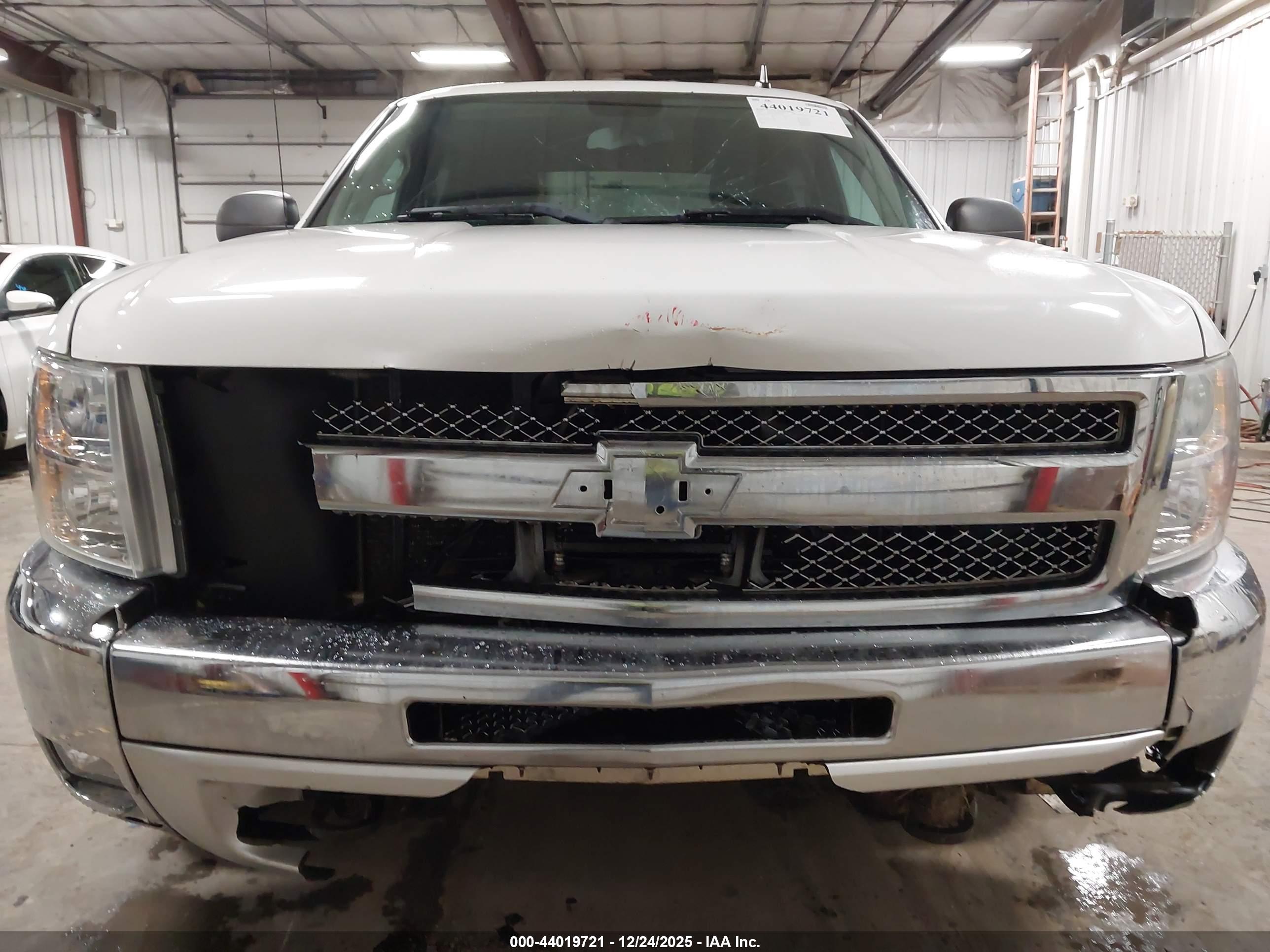 CHEVROLET SILVERADO image 6