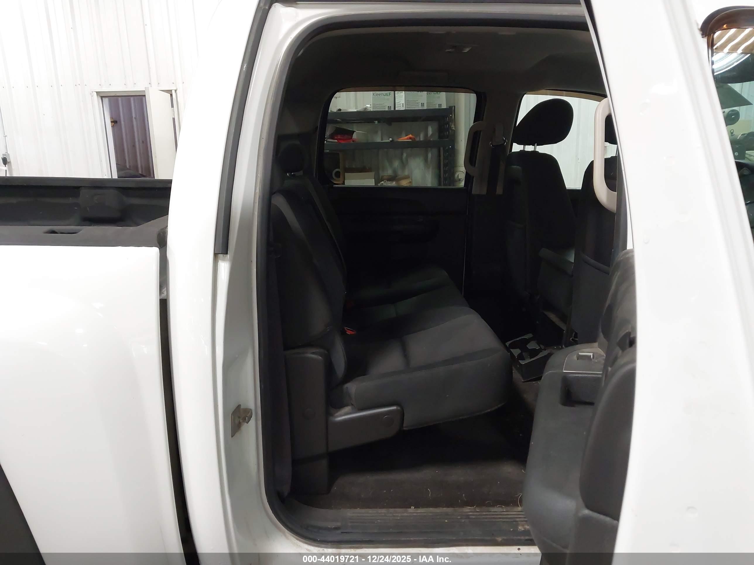 CHEVROLET SILVERADO image 8
