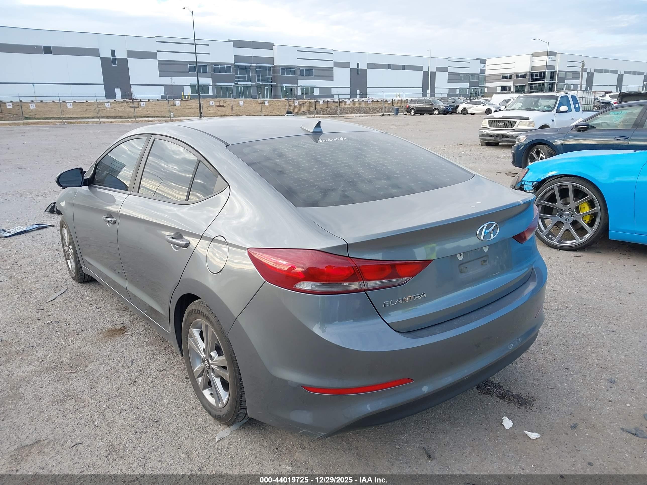 HYUNDAI ELANTRA image 3