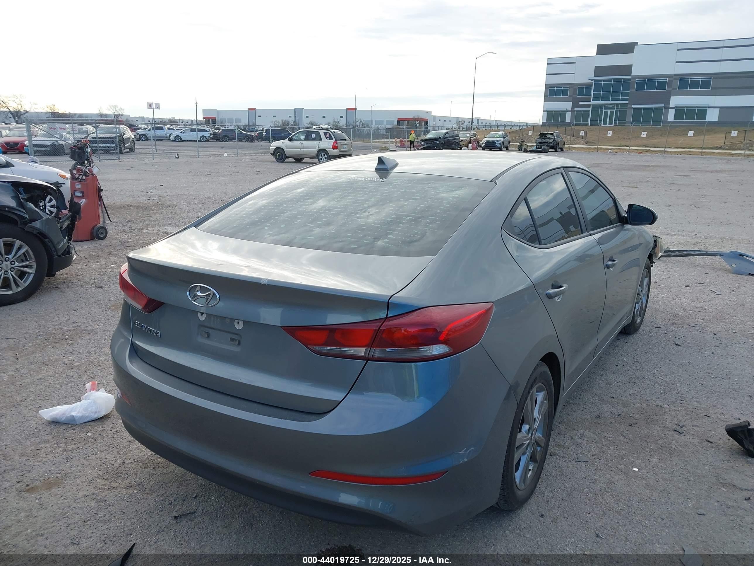 HYUNDAI ELANTRA image 4