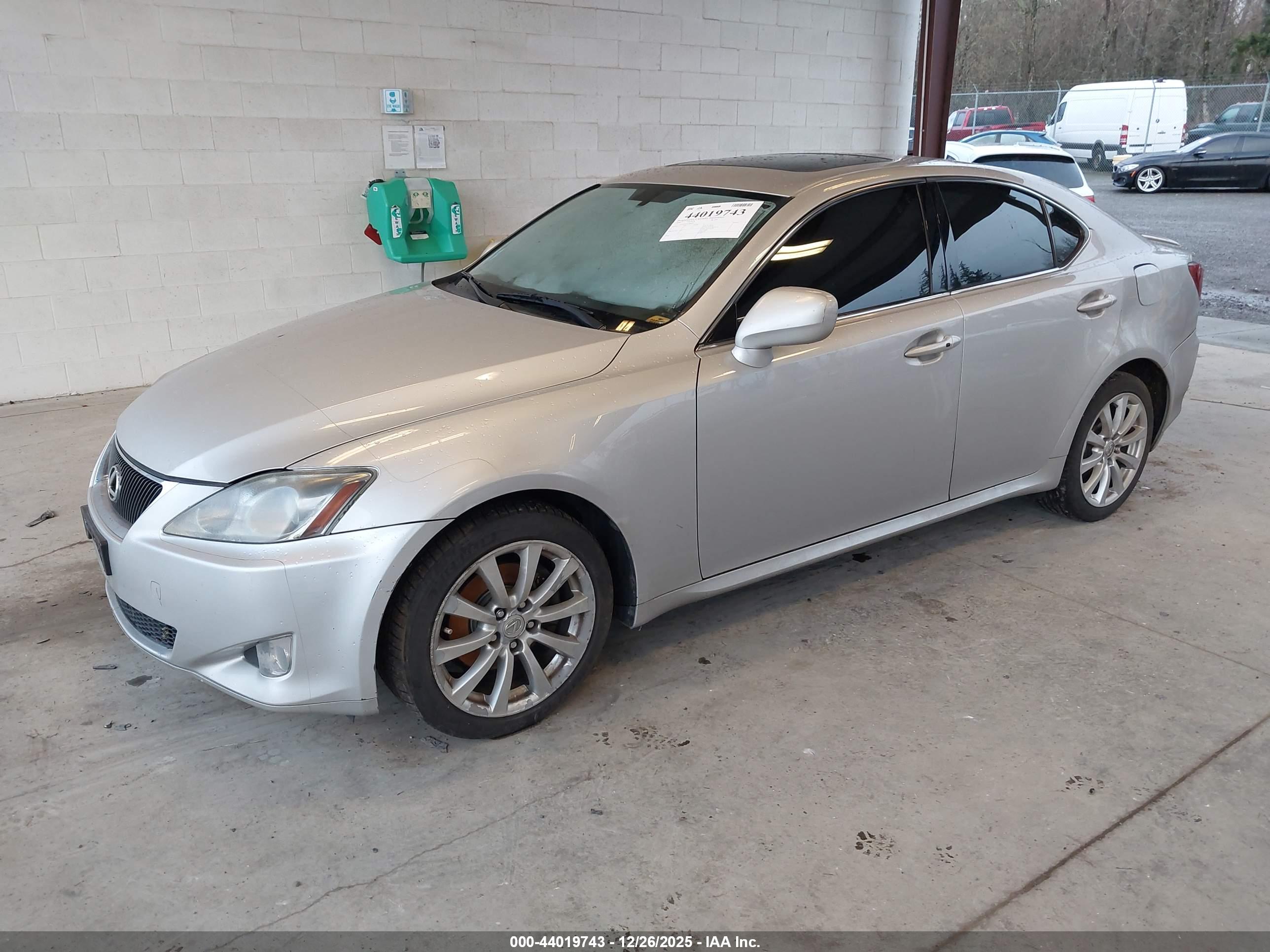 LEXUS IS image 2
