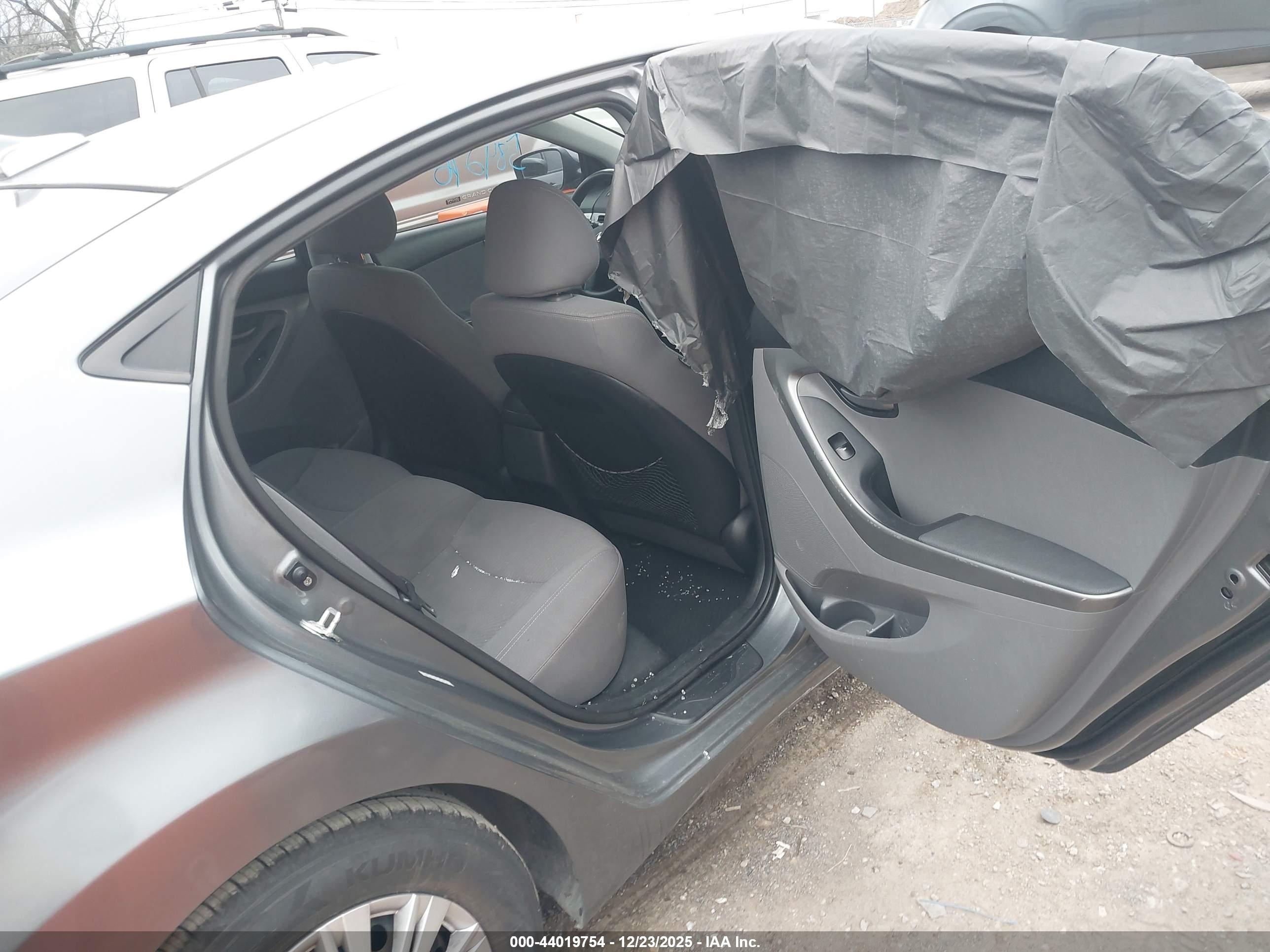 HYUNDAI ELANTRA image 8