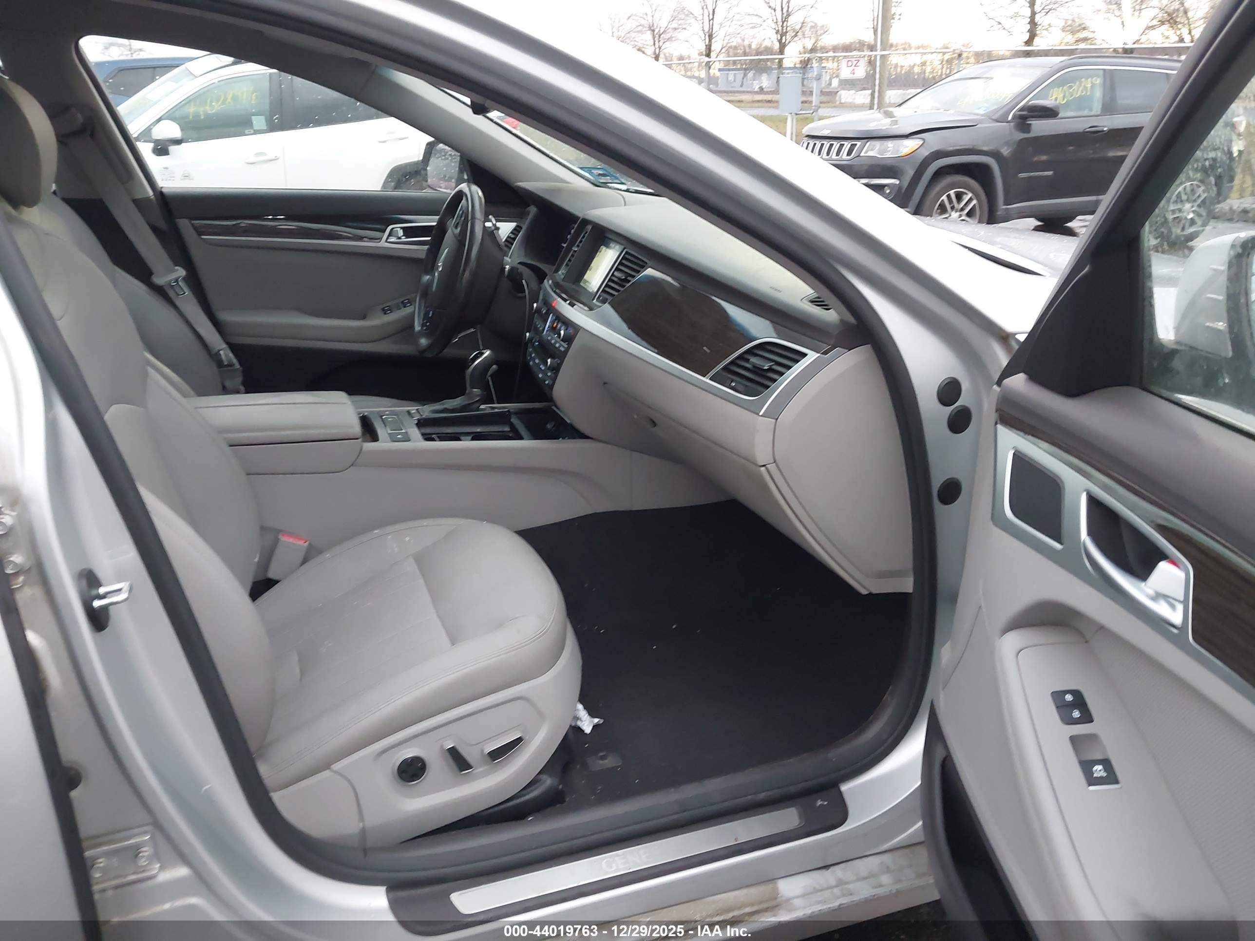 HYUNDAI GENESIS image 5