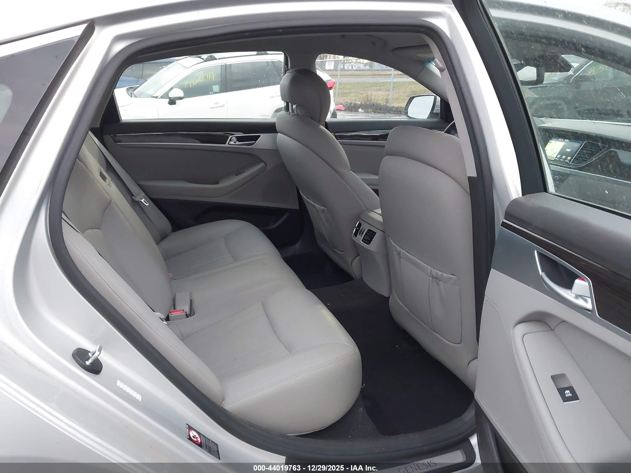 HYUNDAI GENESIS image 8
