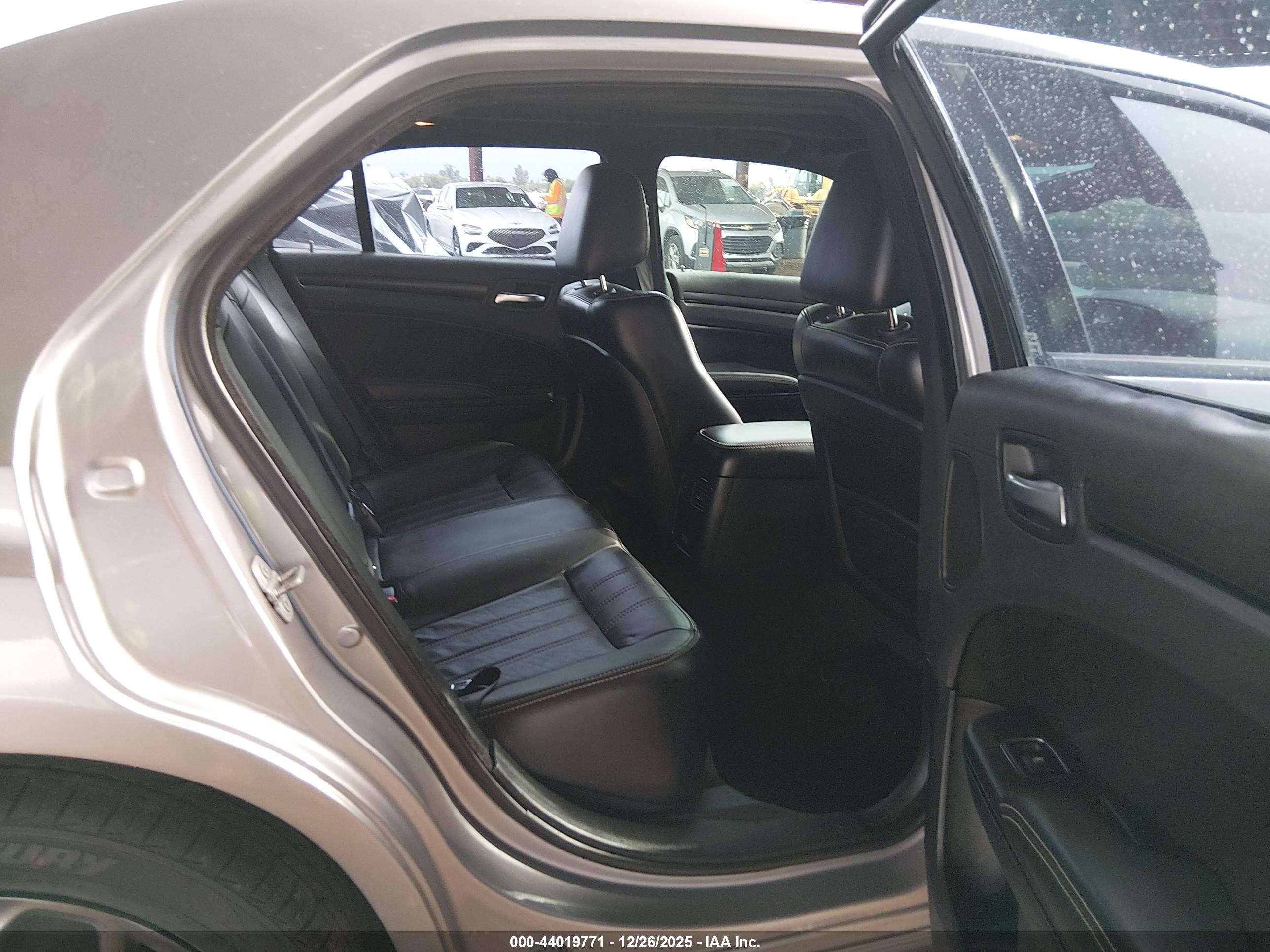 CHRYSLER 300 image 8