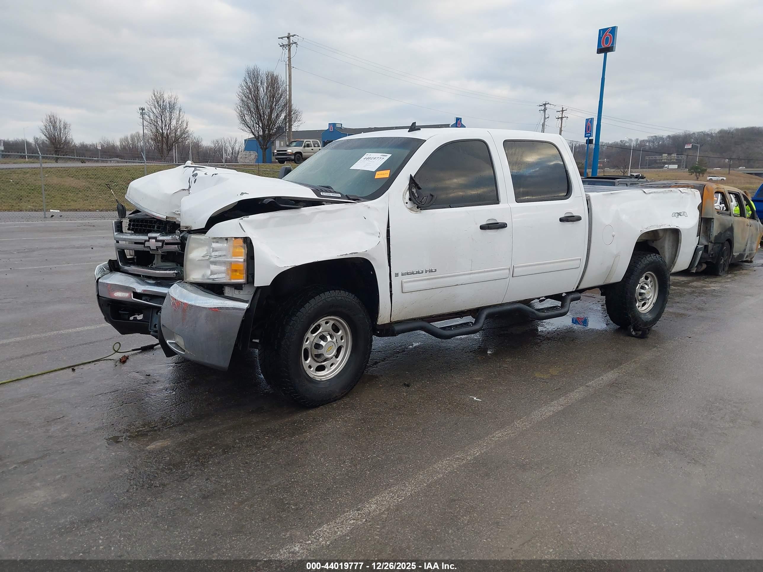 CHEVROLET SILVERADO image 2