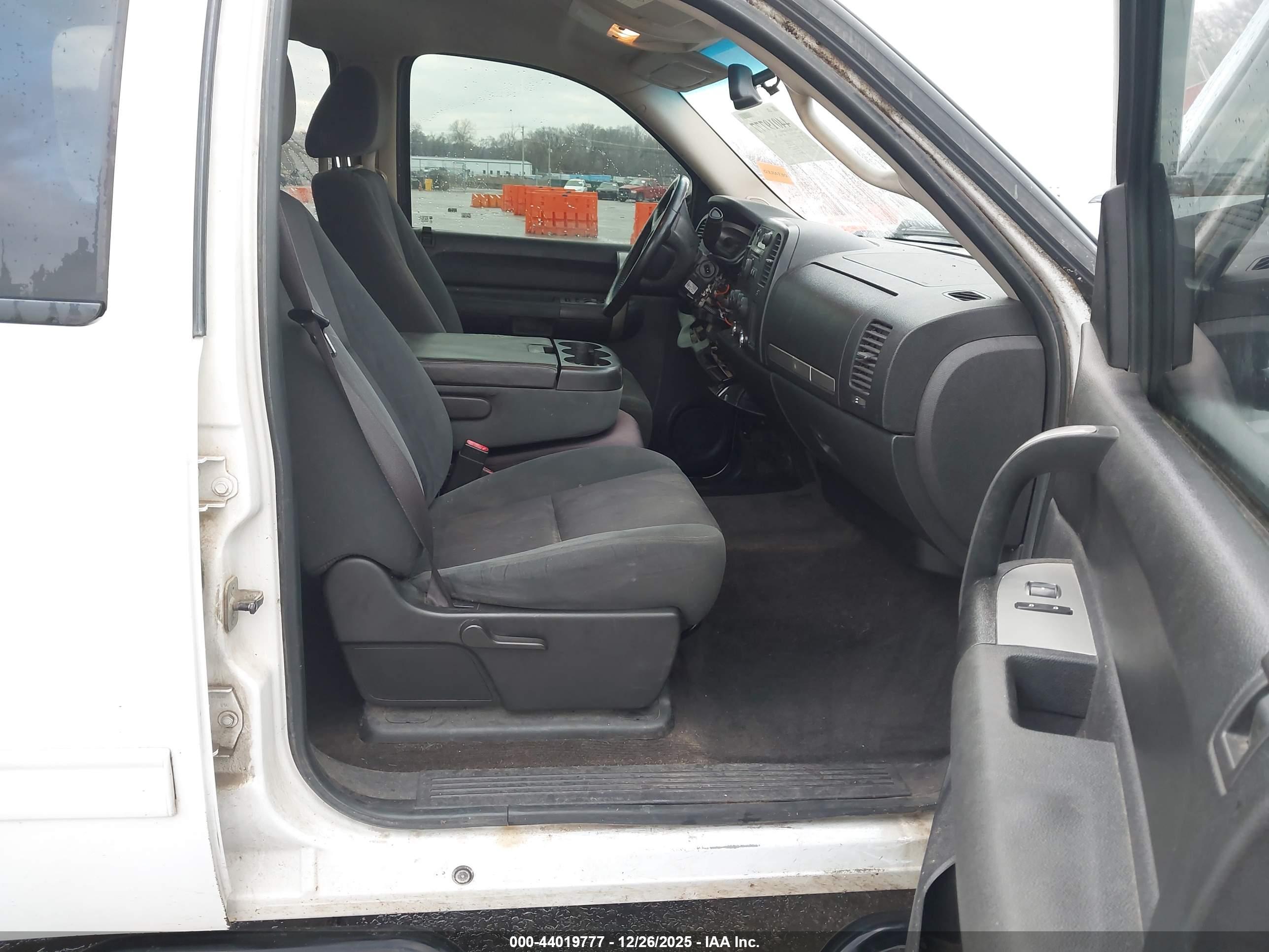 CHEVROLET SILVERADO image 5