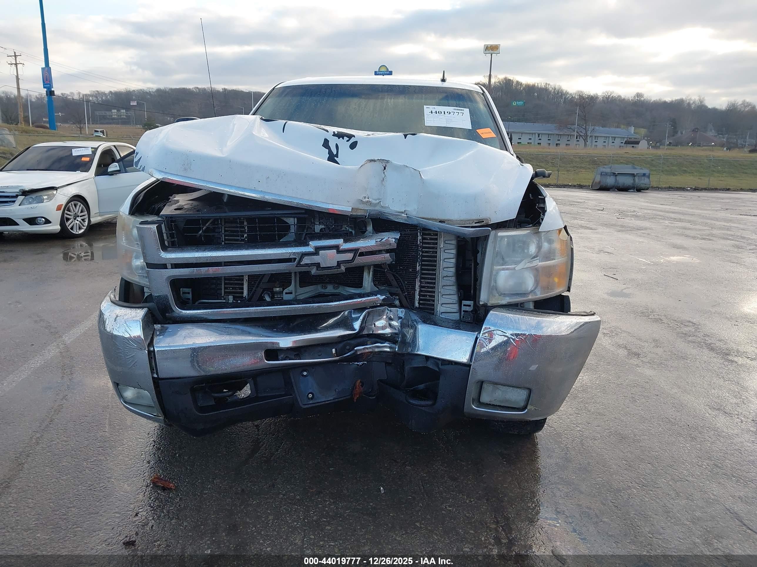CHEVROLET SILVERADO image 6
