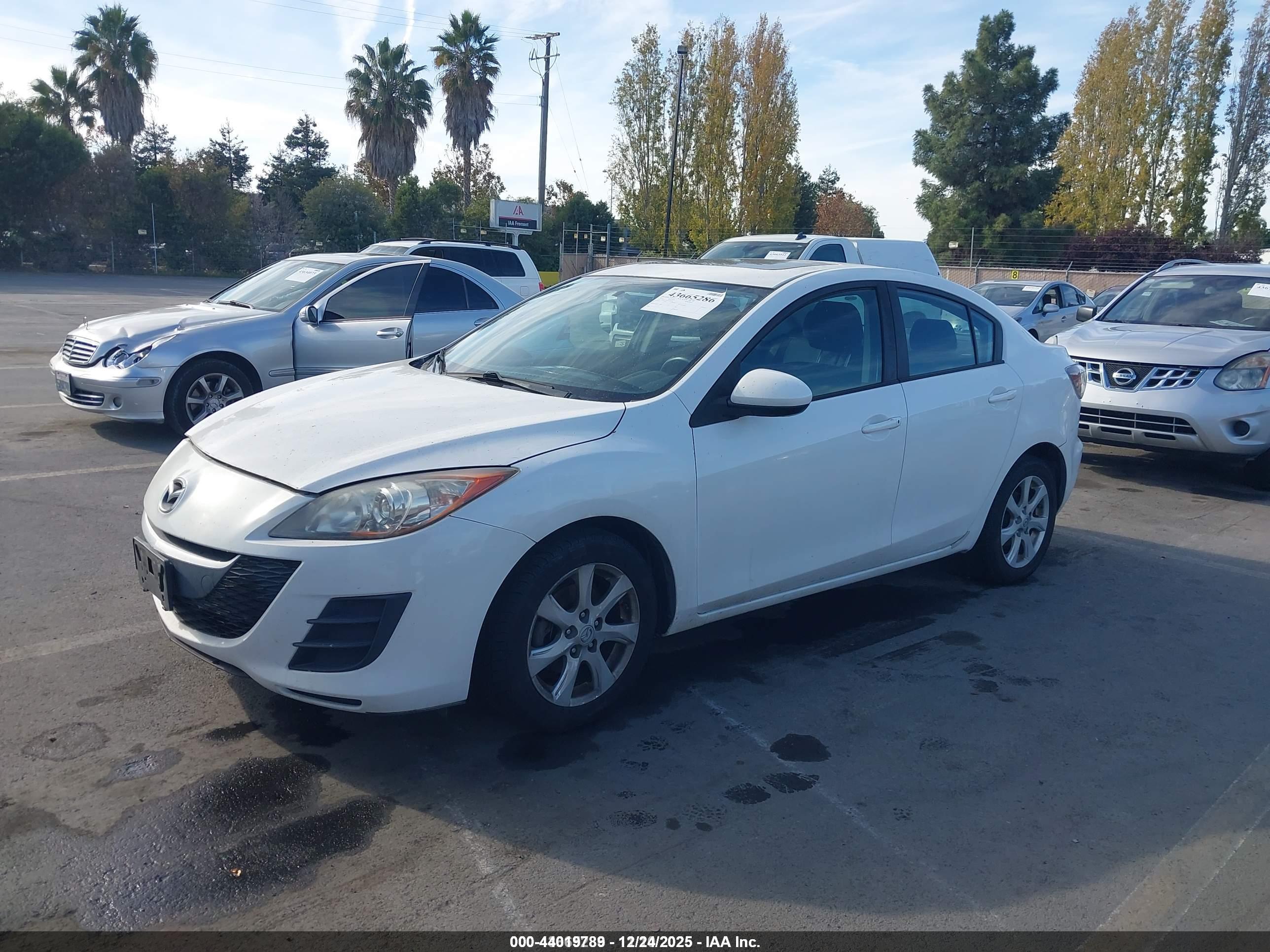 MAZDA MAZDA3 image 2