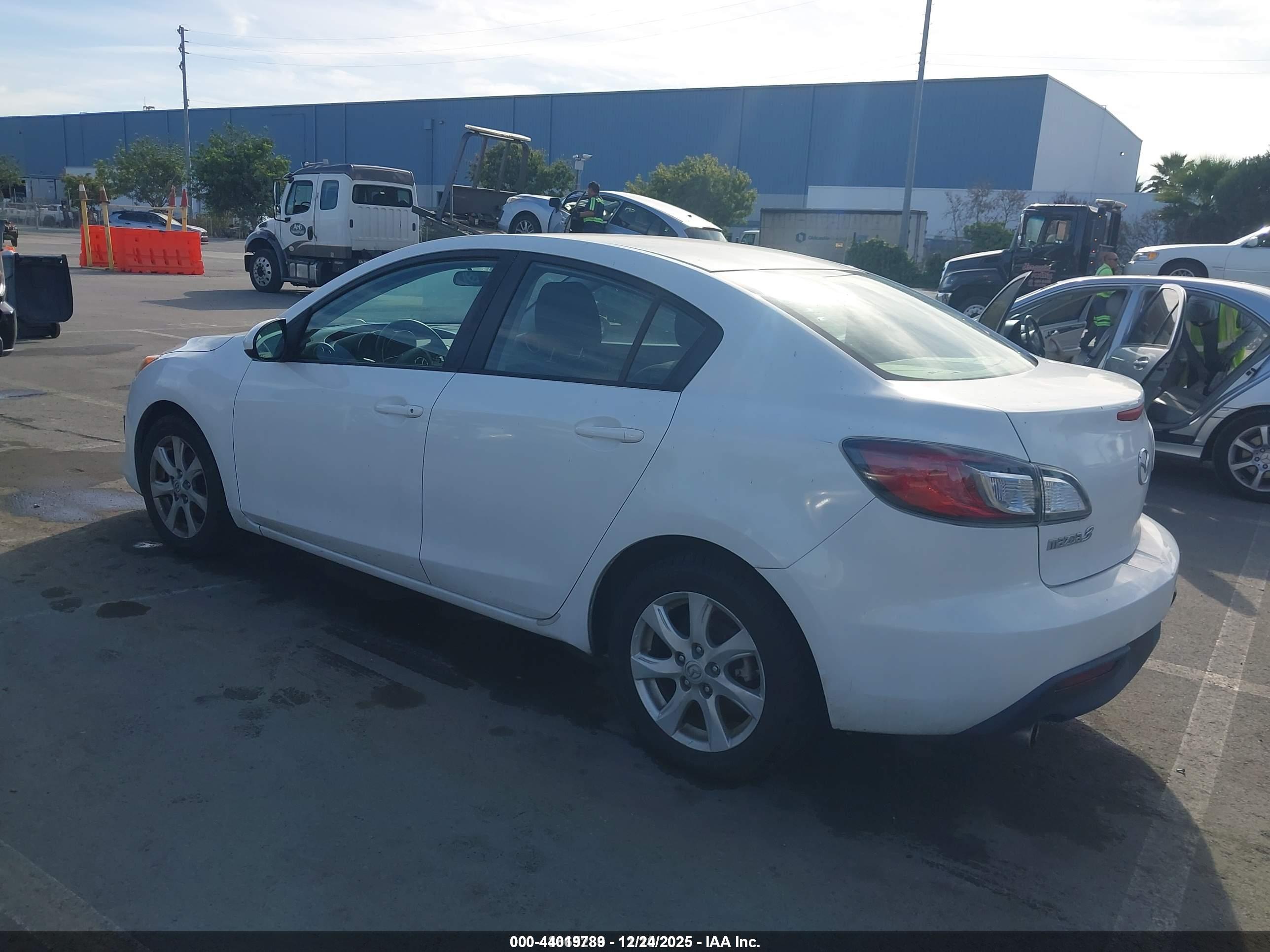 MAZDA MAZDA3 image 3