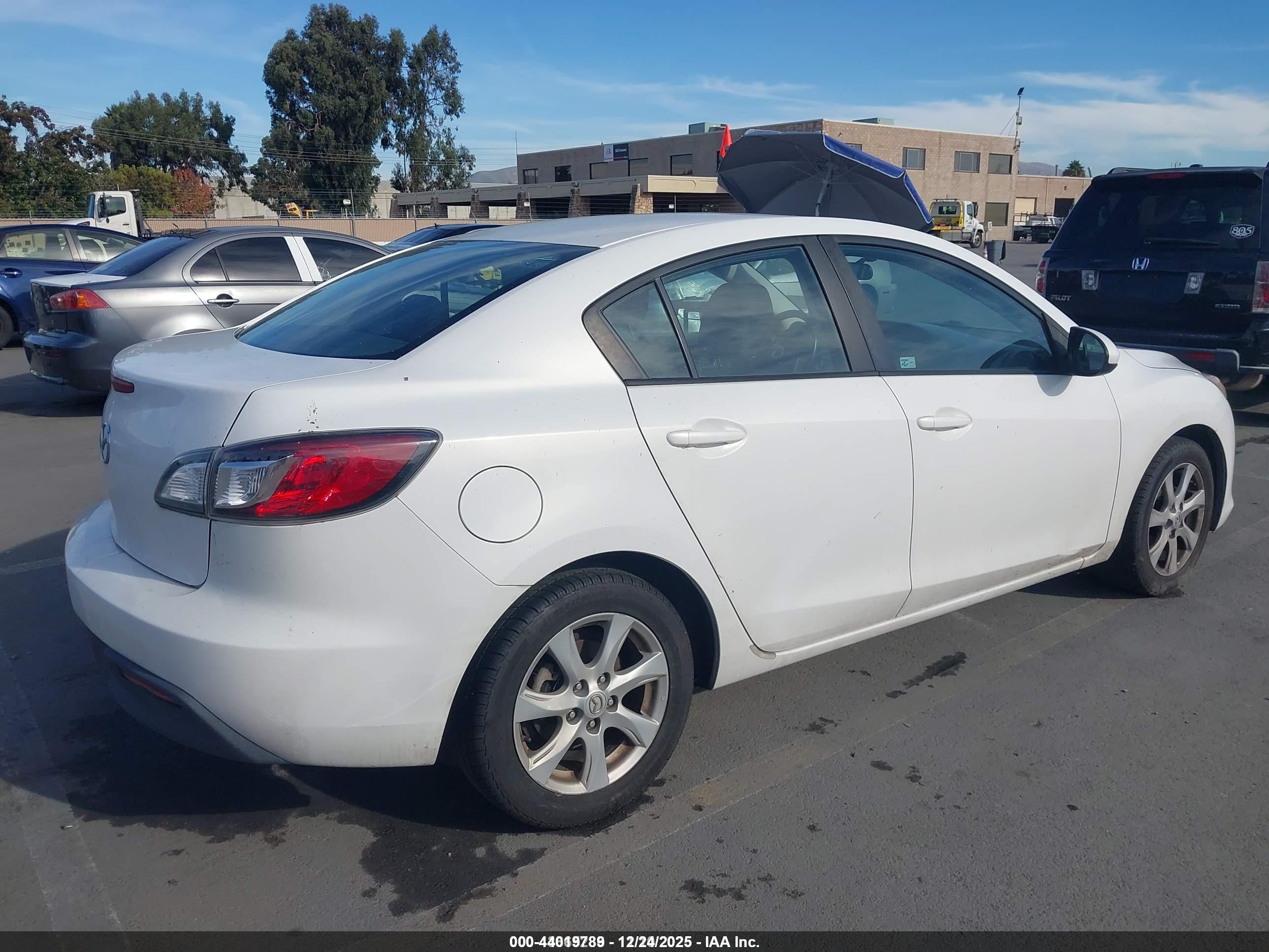 MAZDA MAZDA3 image 4