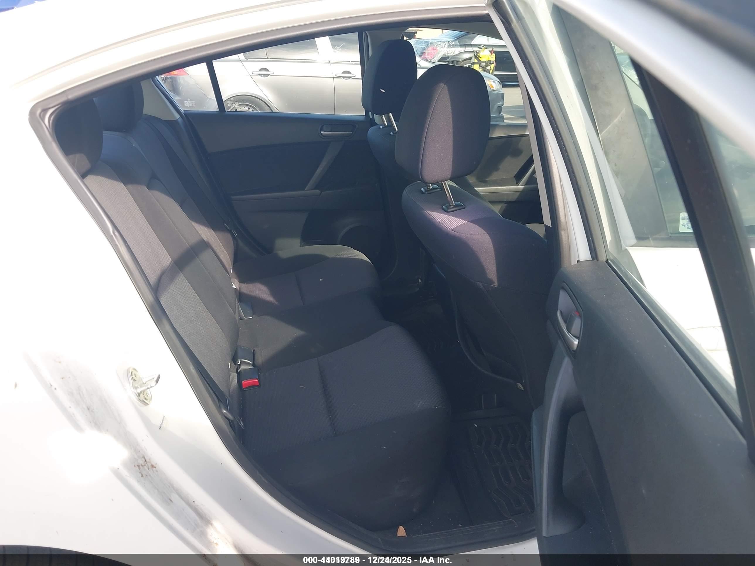 MAZDA MAZDA3 image 8