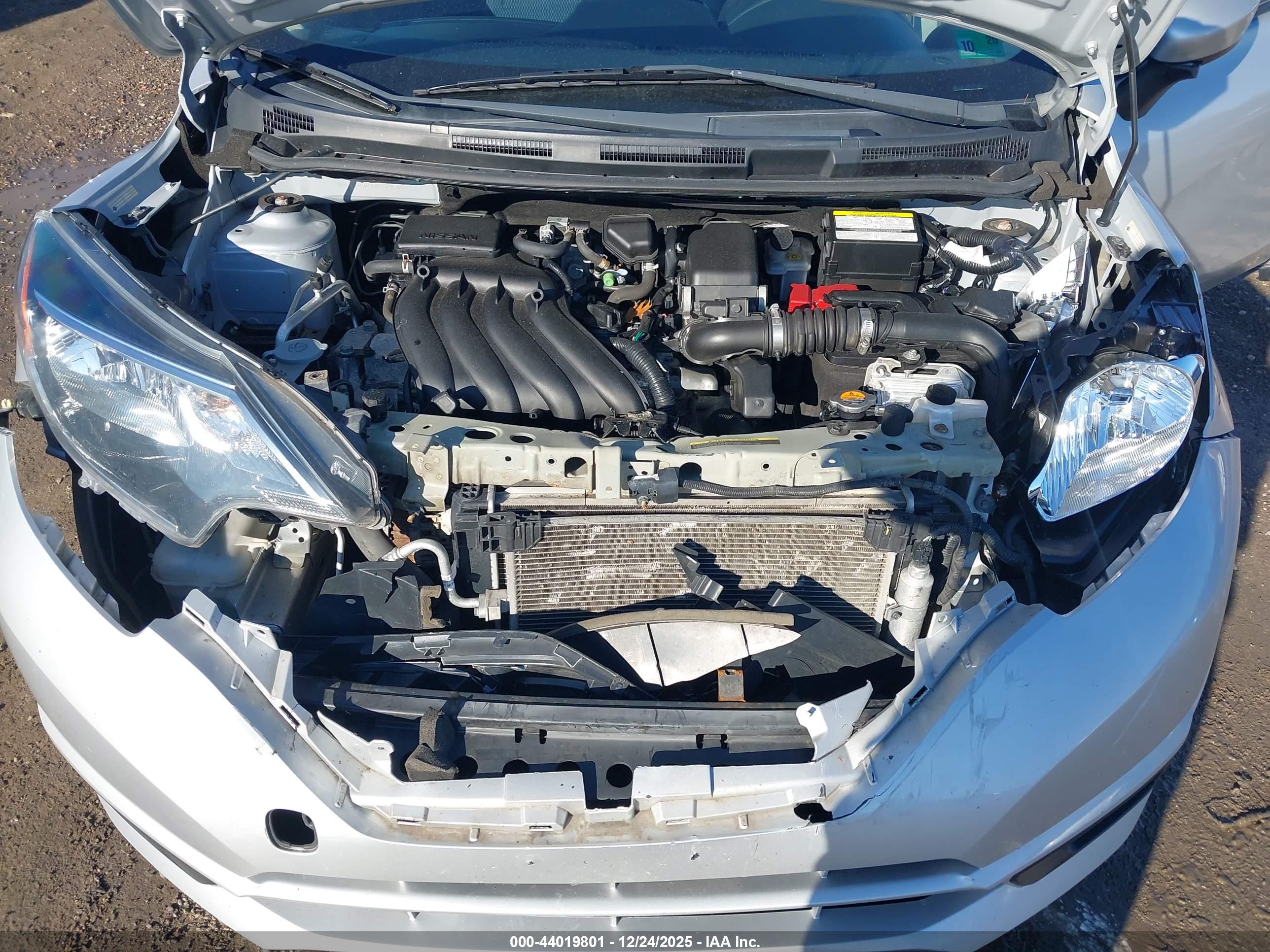 NISSAN VERSA image 10