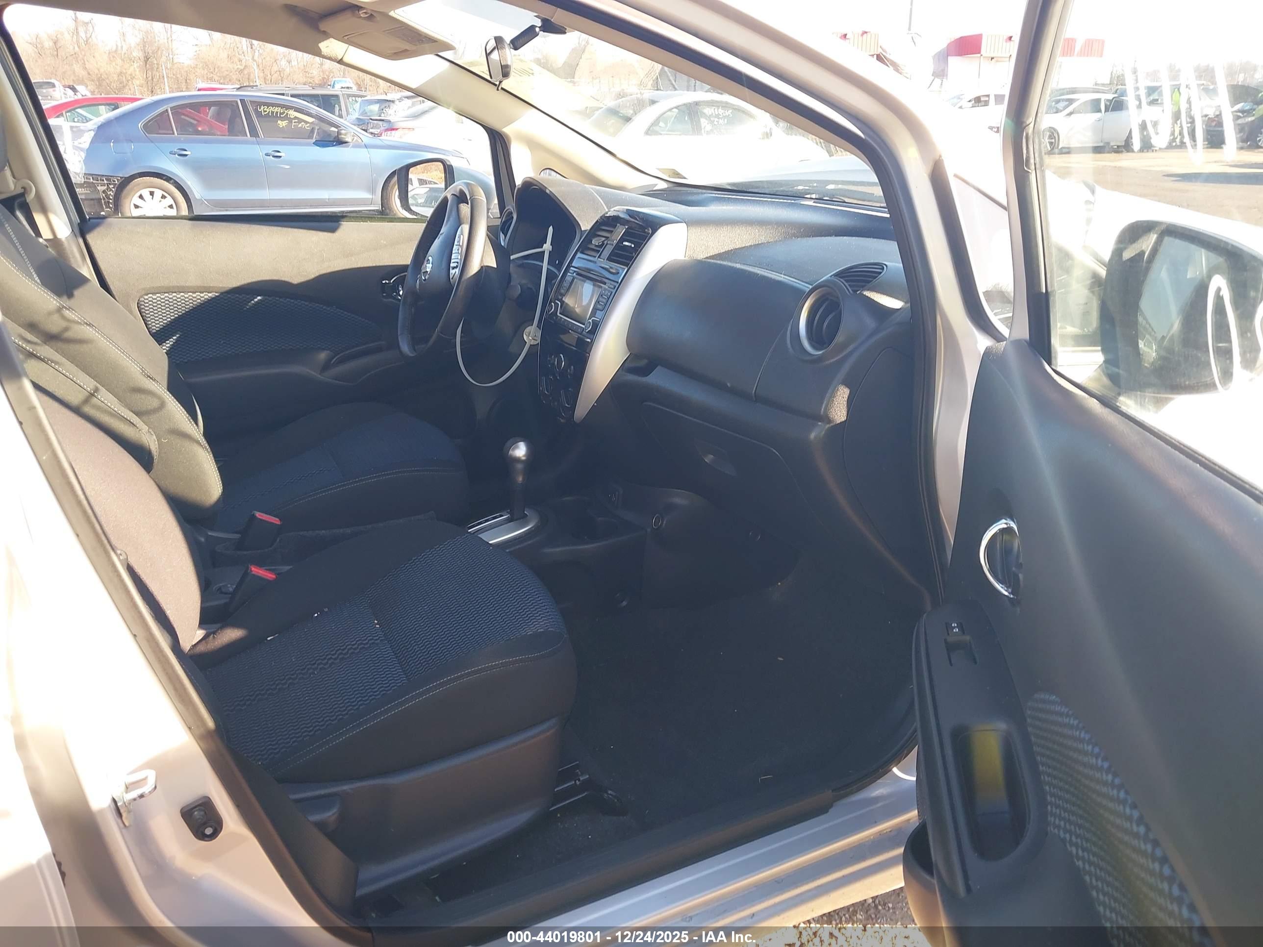NISSAN VERSA image 5