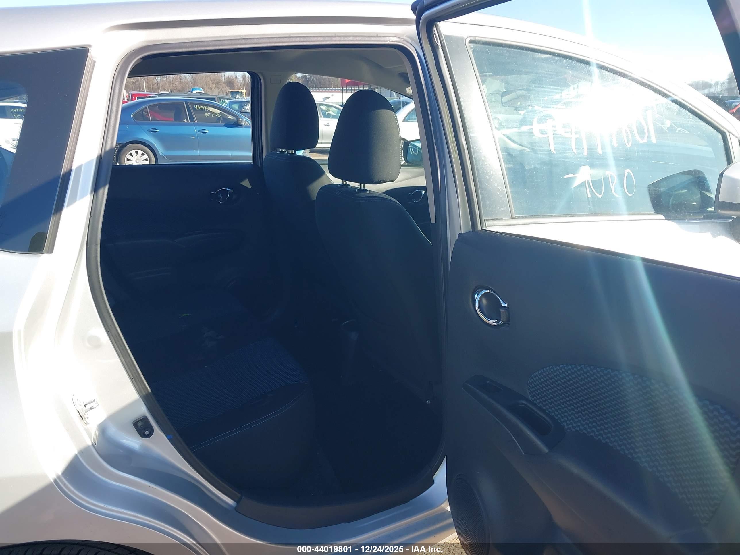 NISSAN VERSA image 8