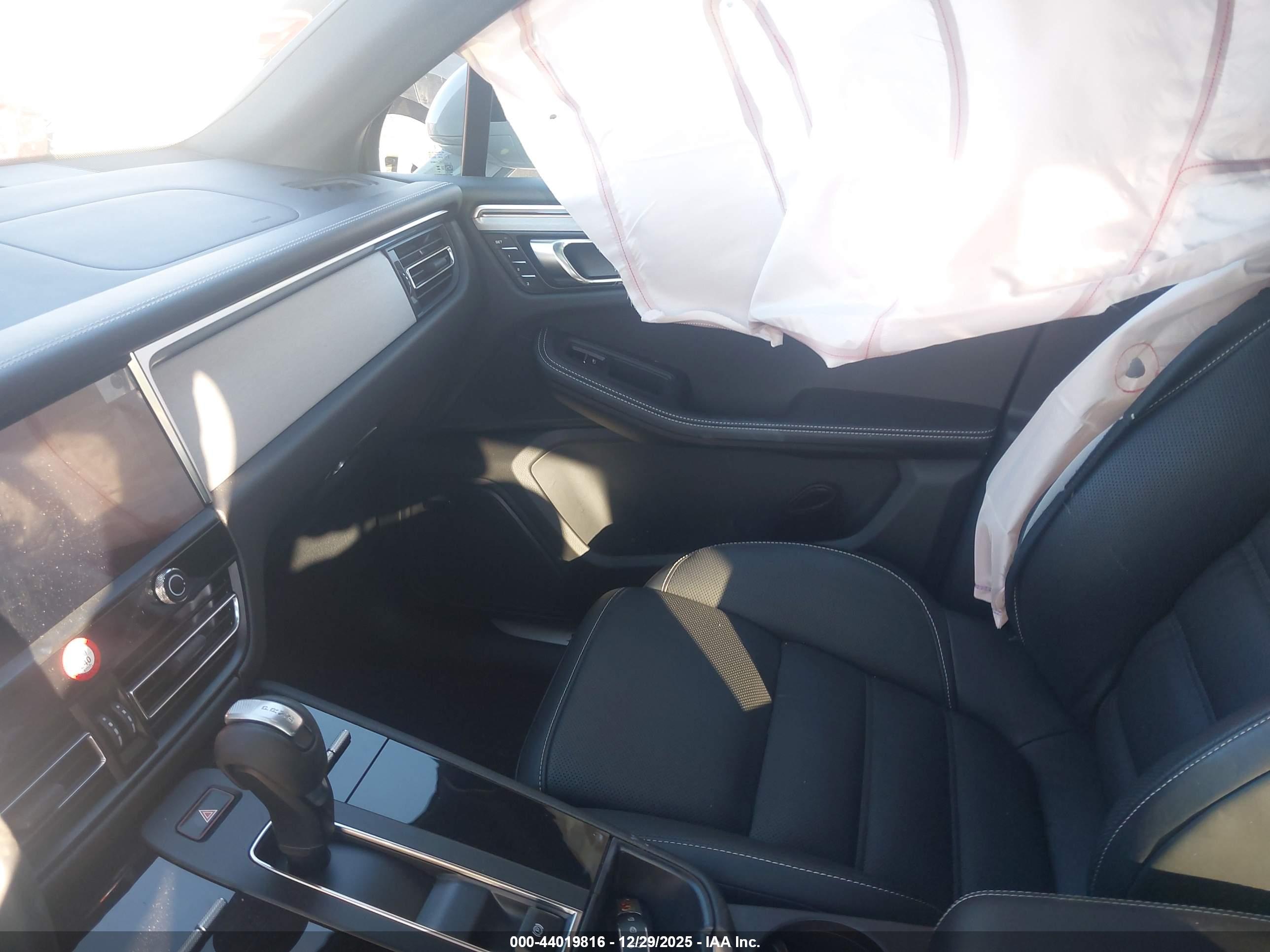 PORSCHE MACAN image 5