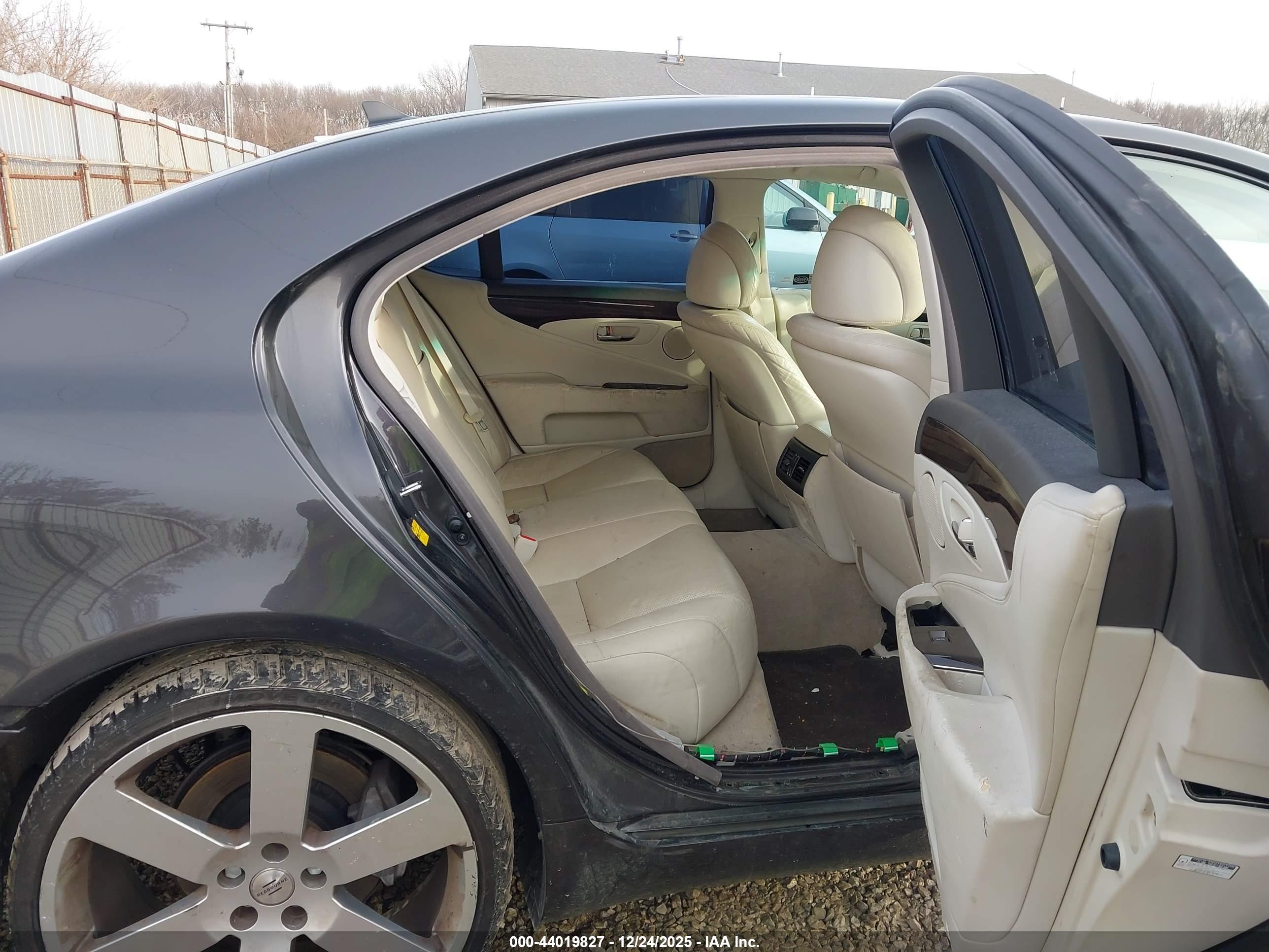 LEXUS LS image 8