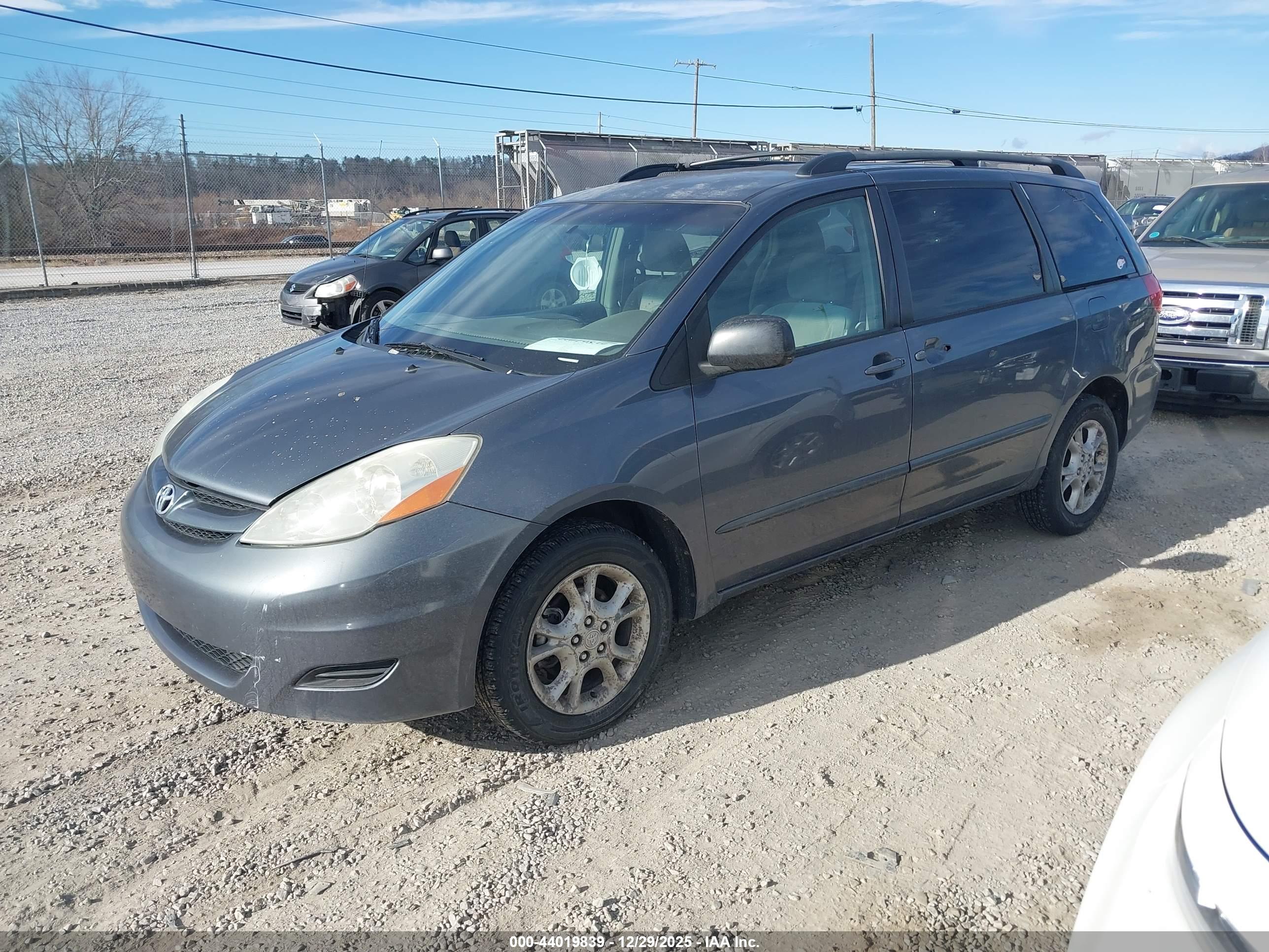 TOYOTA SIENNA image 2