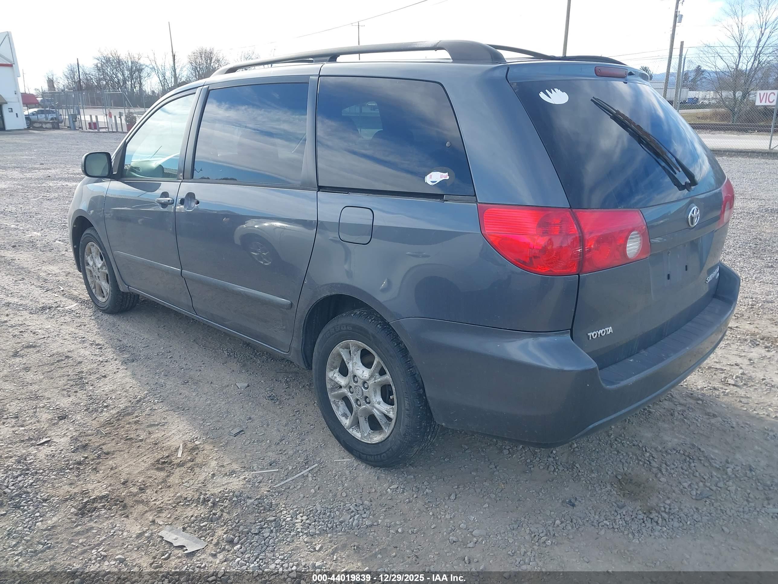 TOYOTA SIENNA image 3