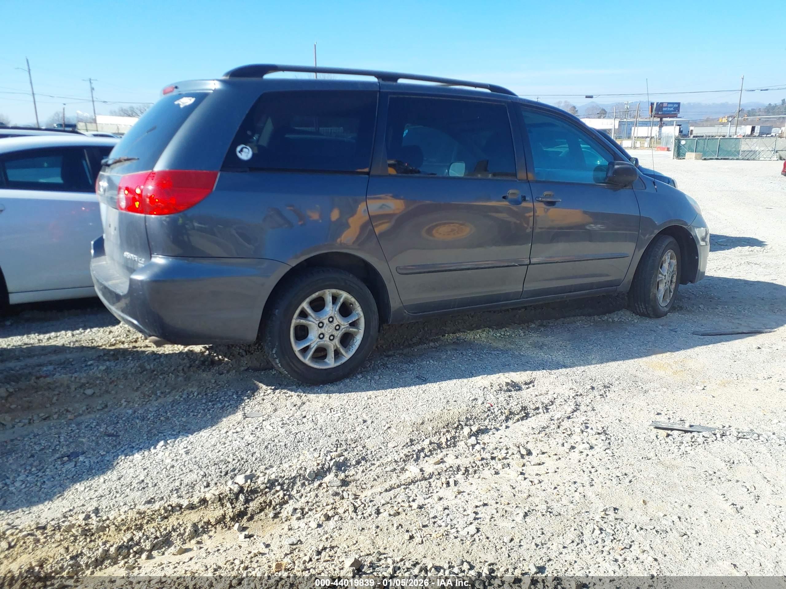 TOYOTA SIENNA image 4