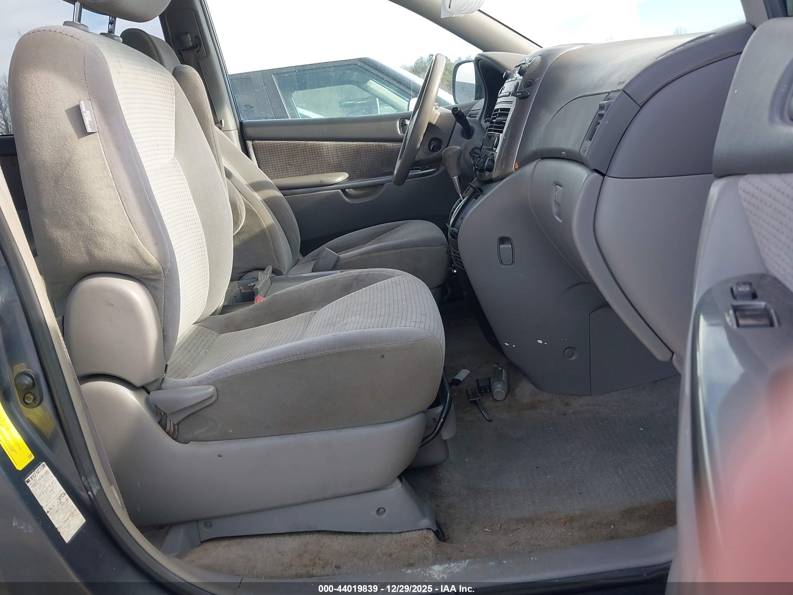 TOYOTA SIENNA image 5