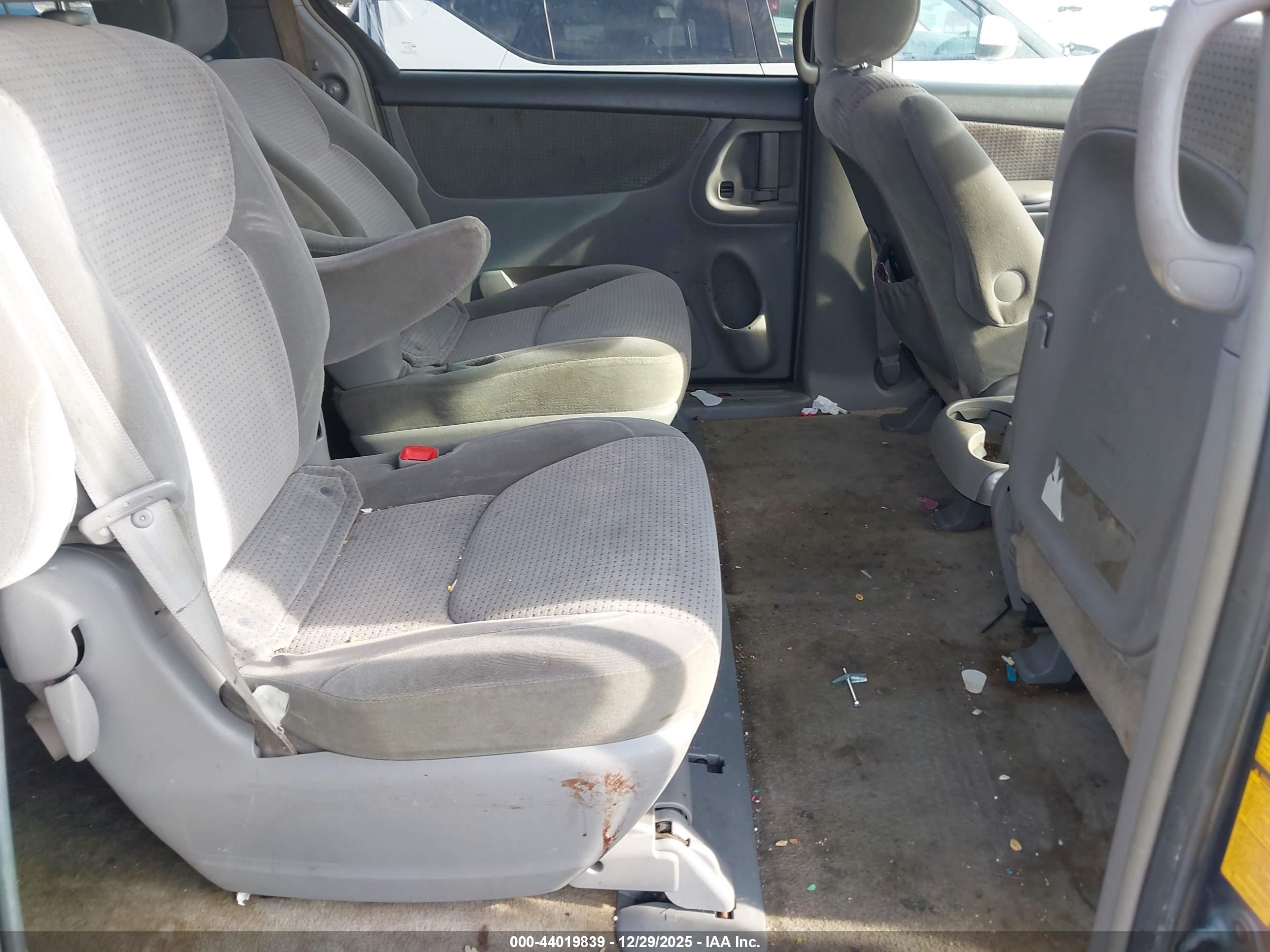 TOYOTA SIENNA image 8