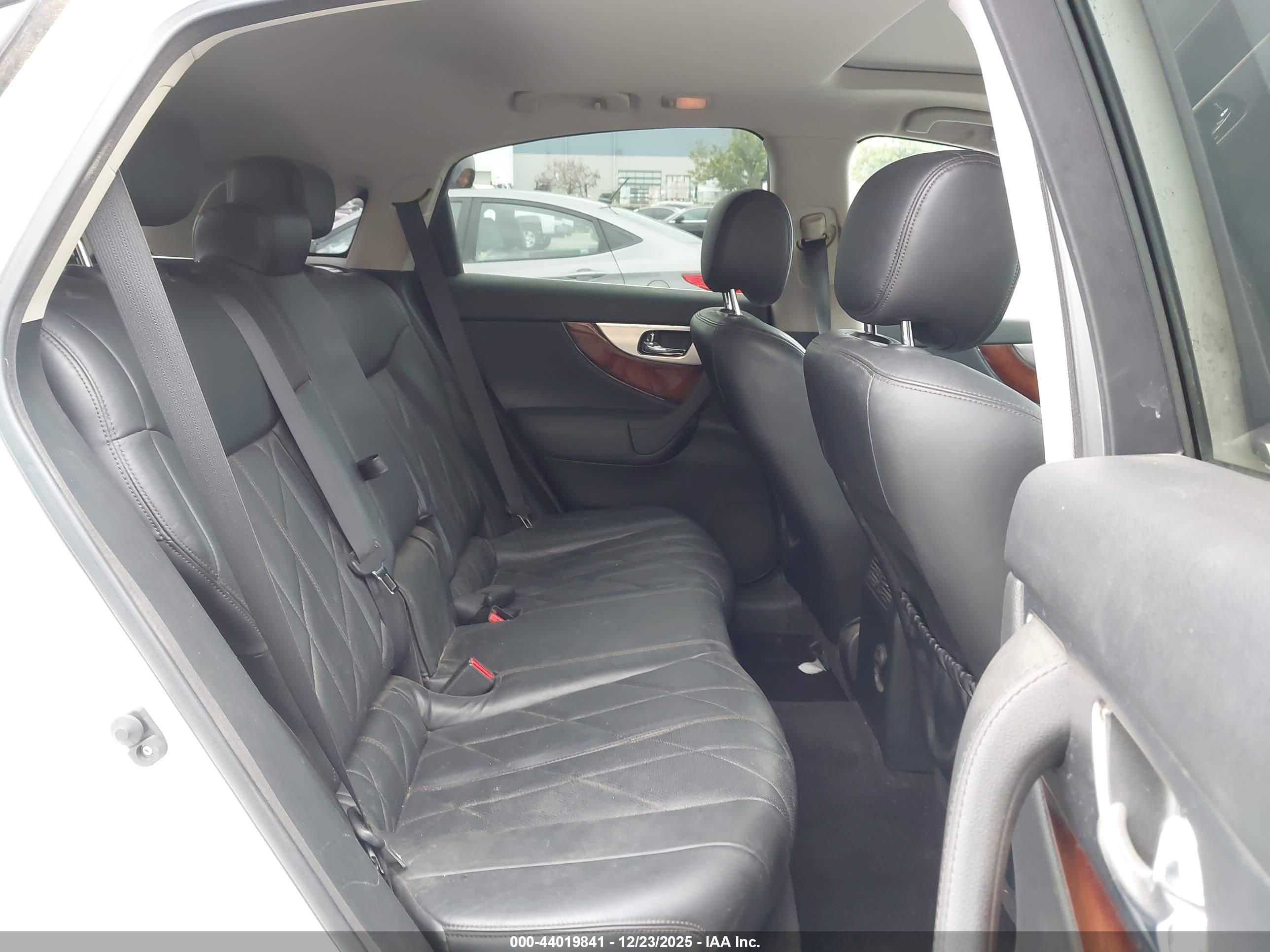 INFINITI FX35 image 8
