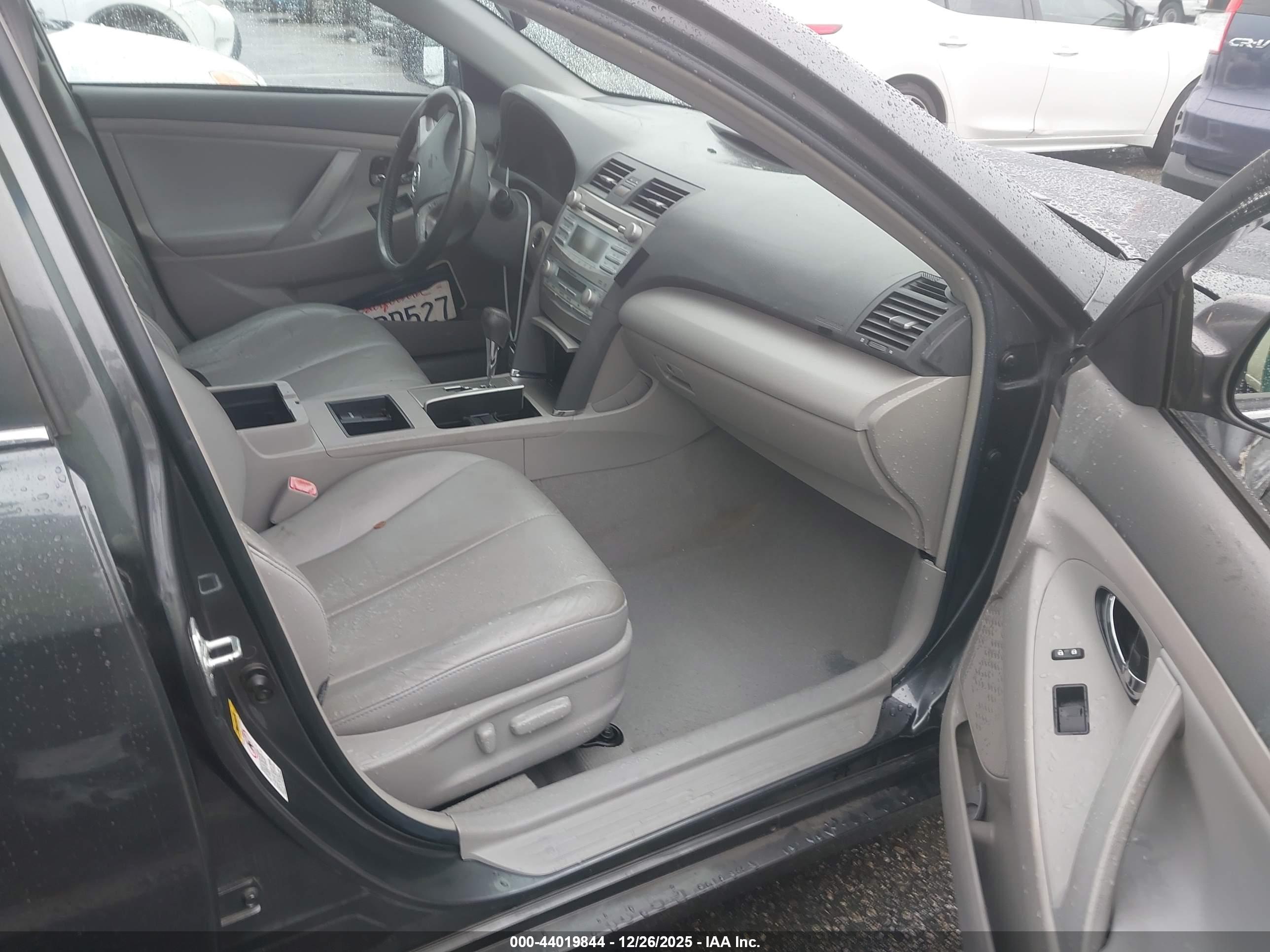 TOYOTA CAMRY image 5
