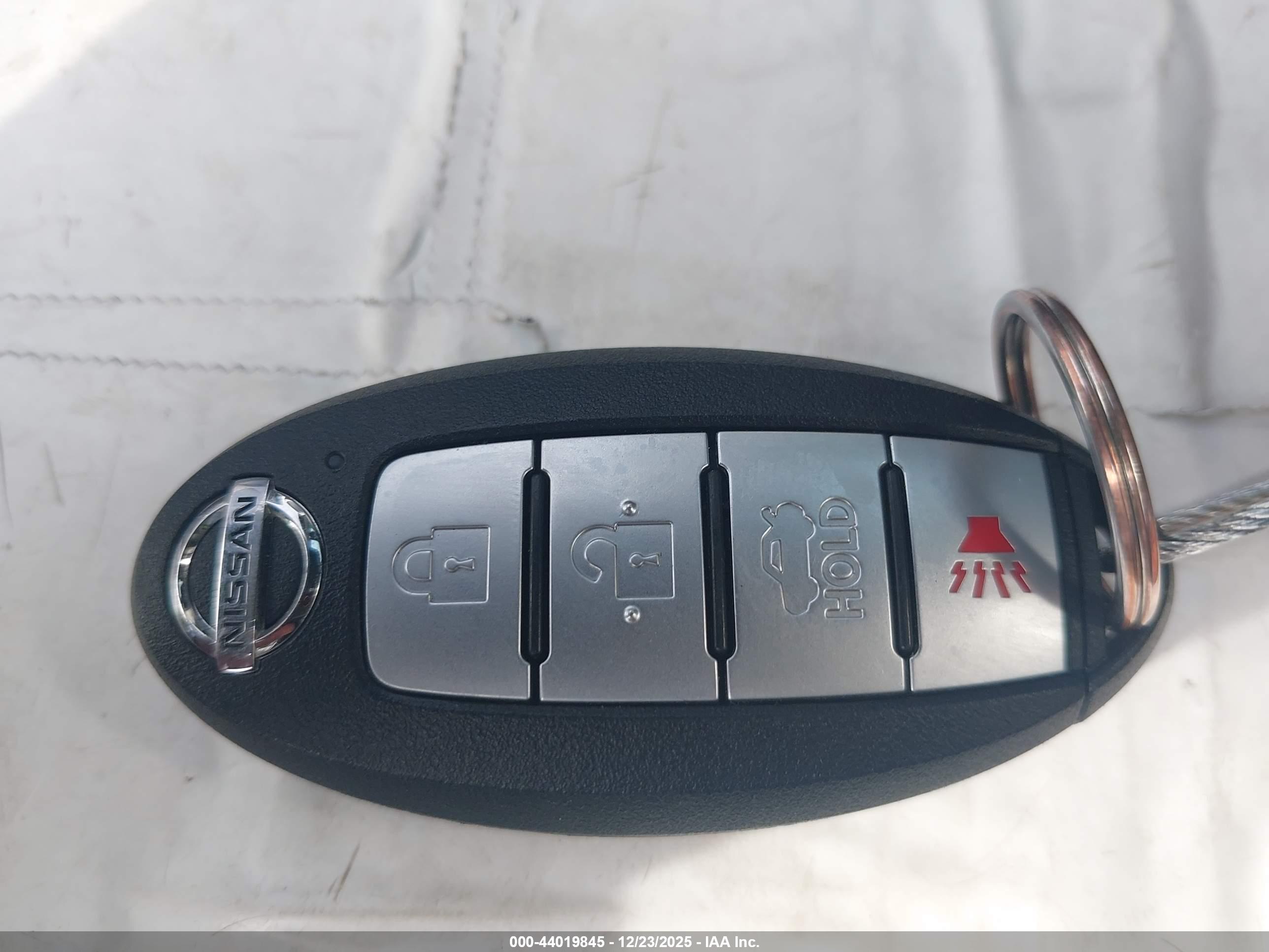 NISSAN VERSA image 11