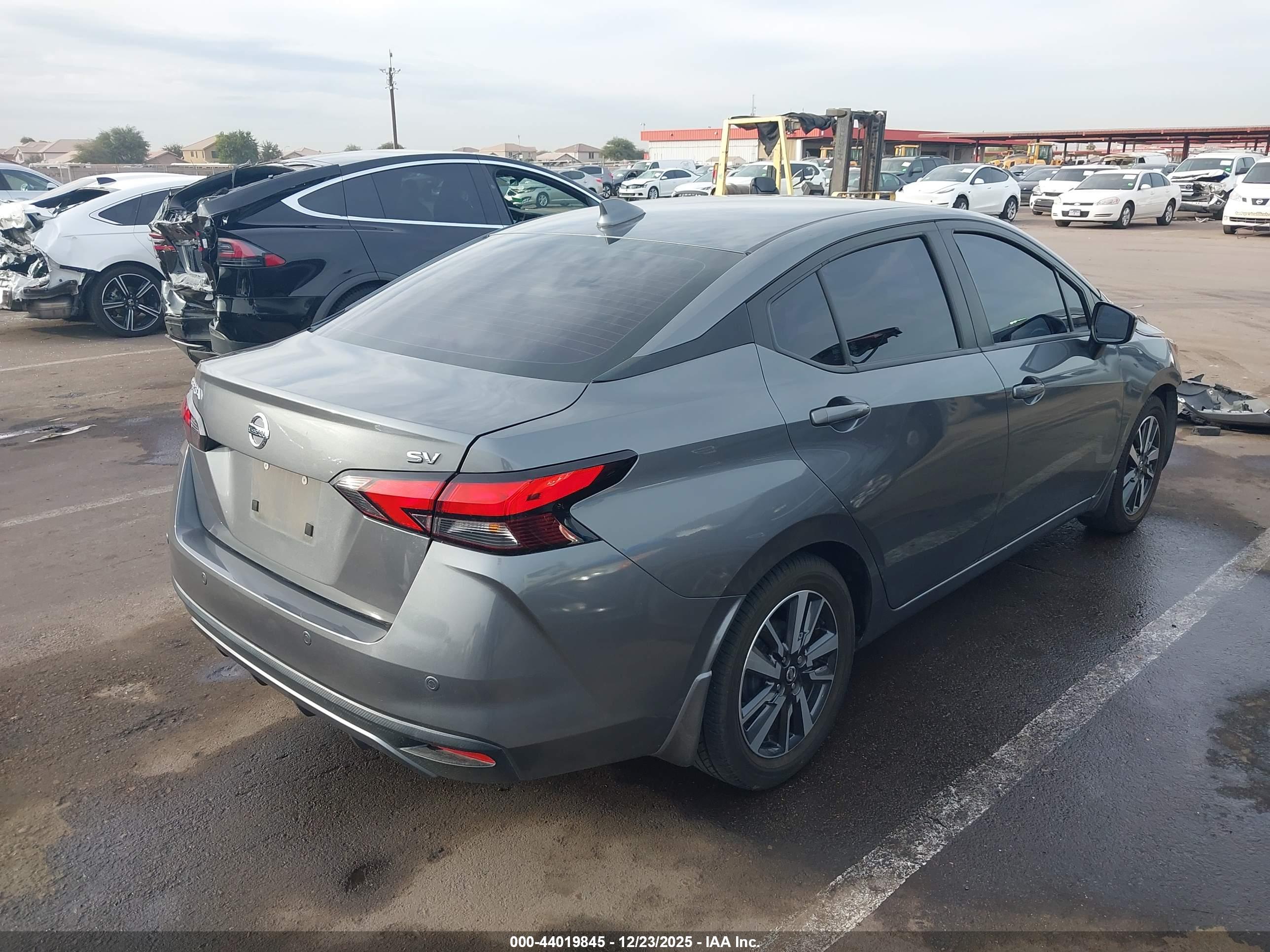 NISSAN VERSA image 4
