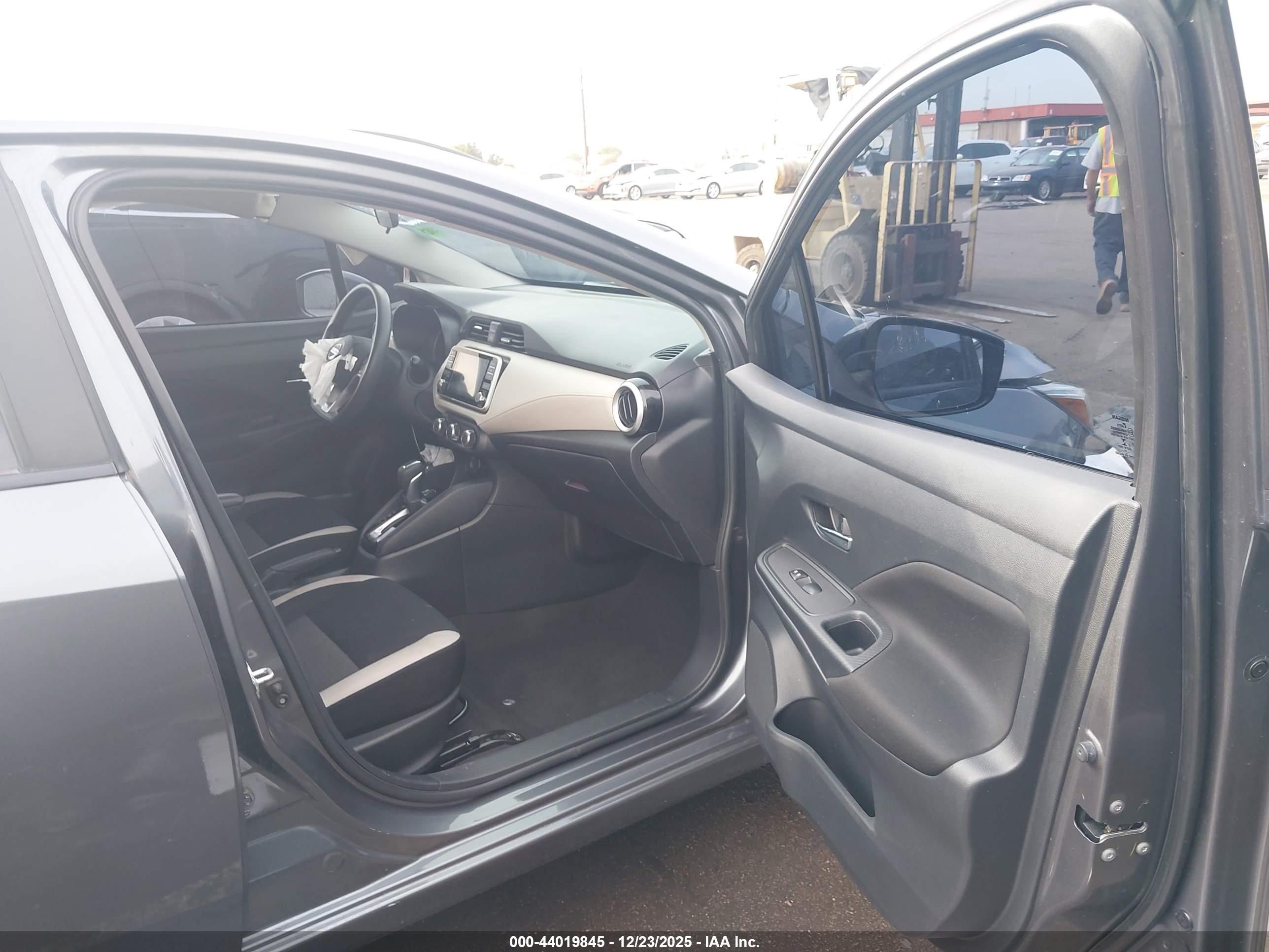 NISSAN VERSA image 5