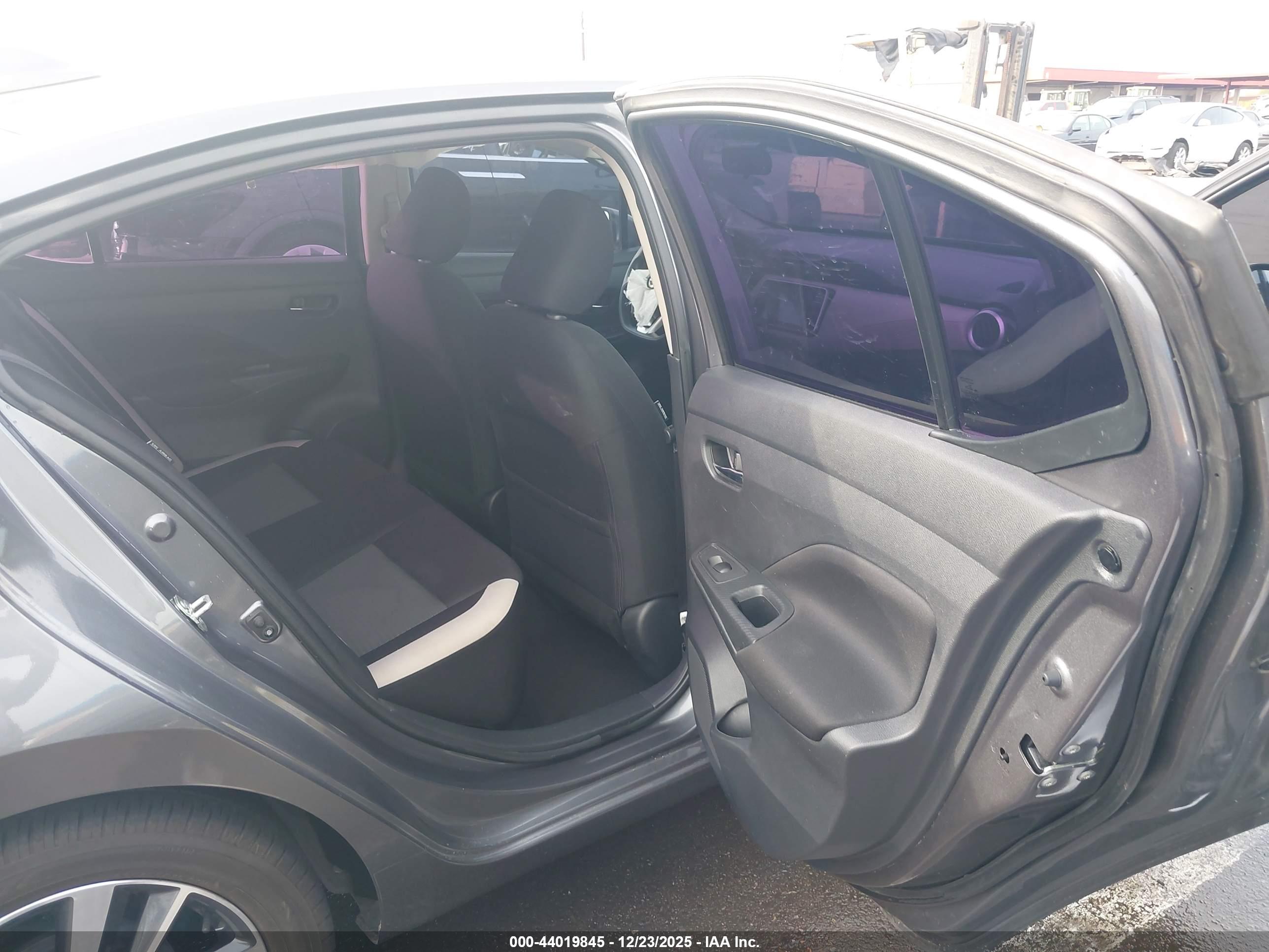 NISSAN VERSA image 8