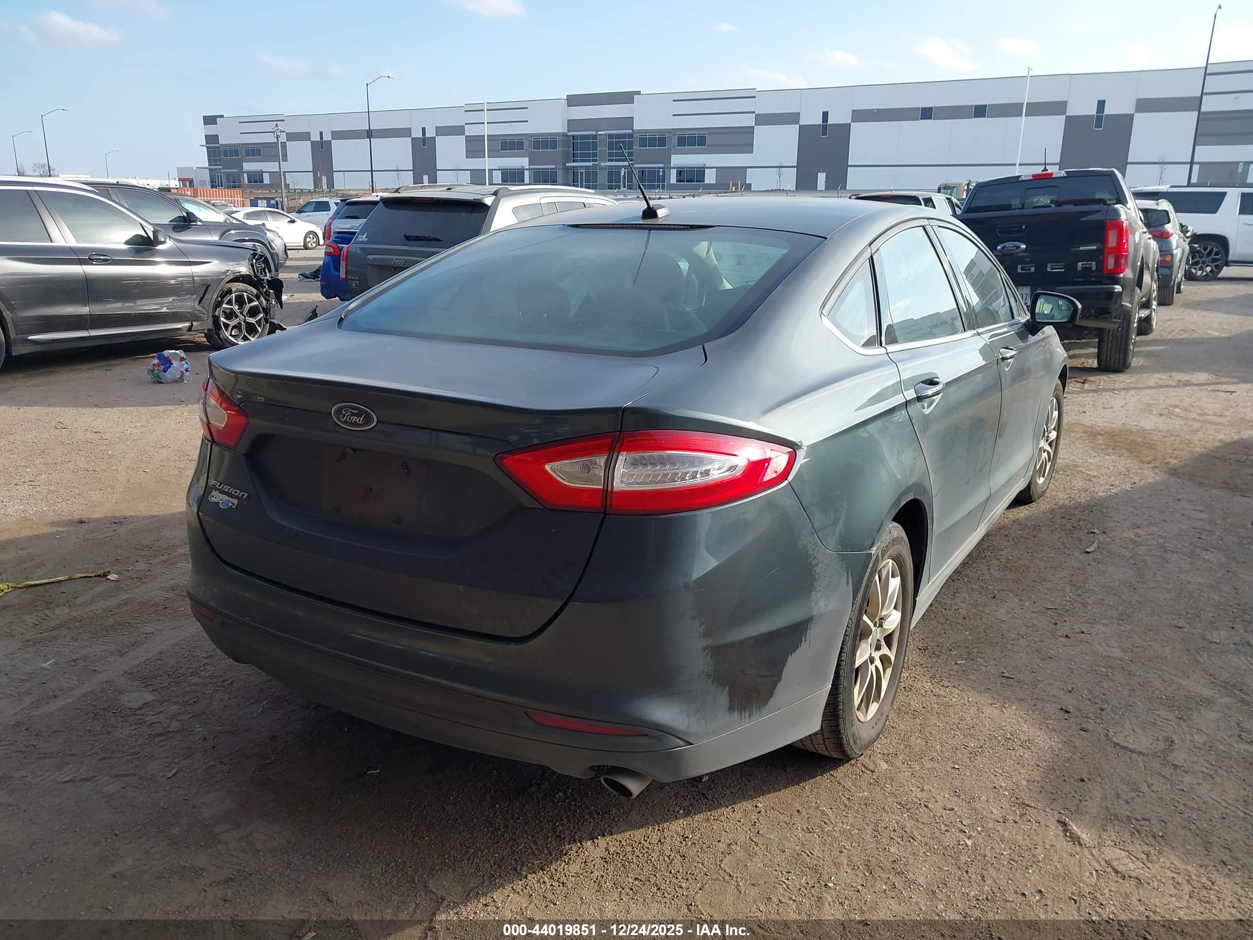 FORD FUSION image 4