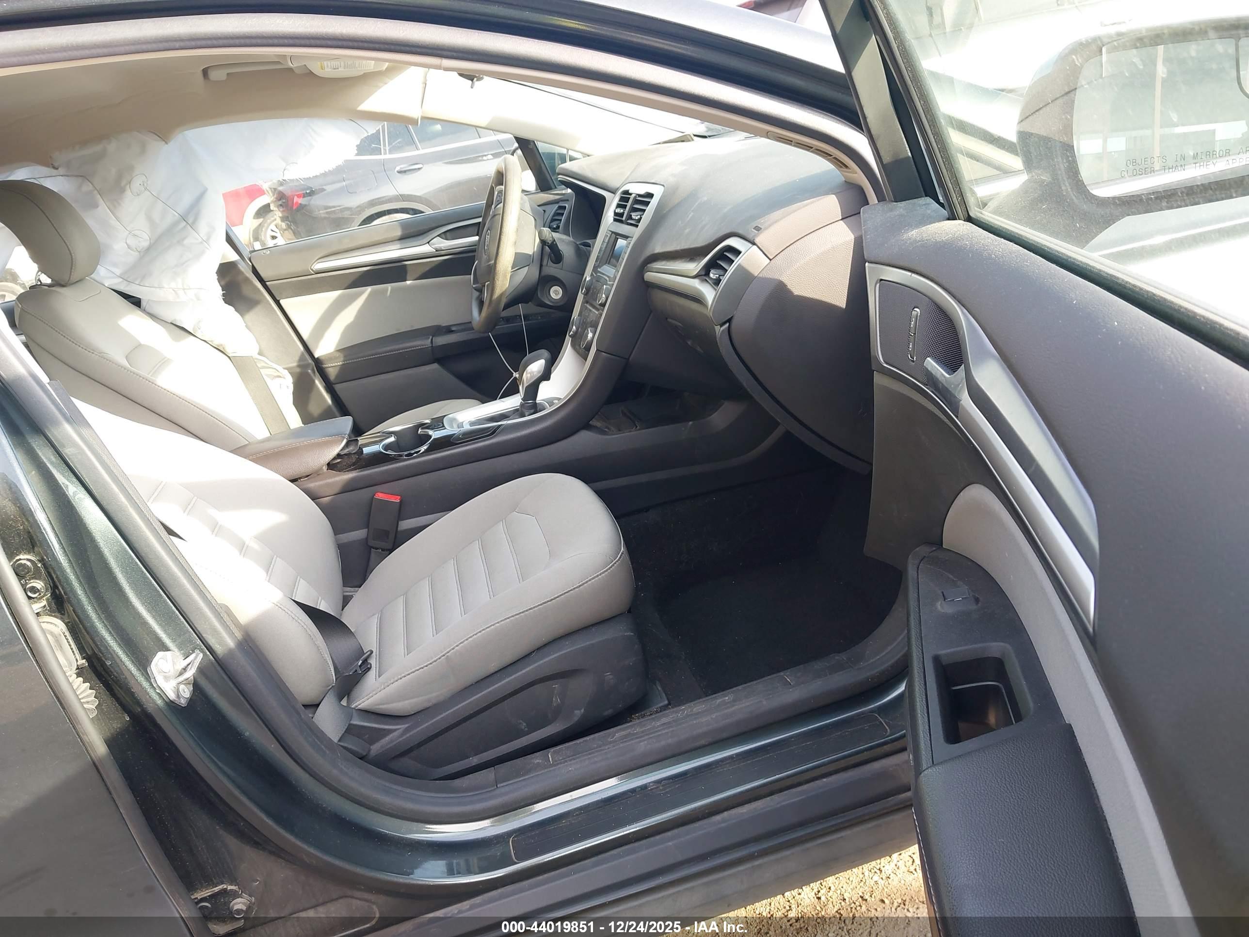 FORD FUSION image 5