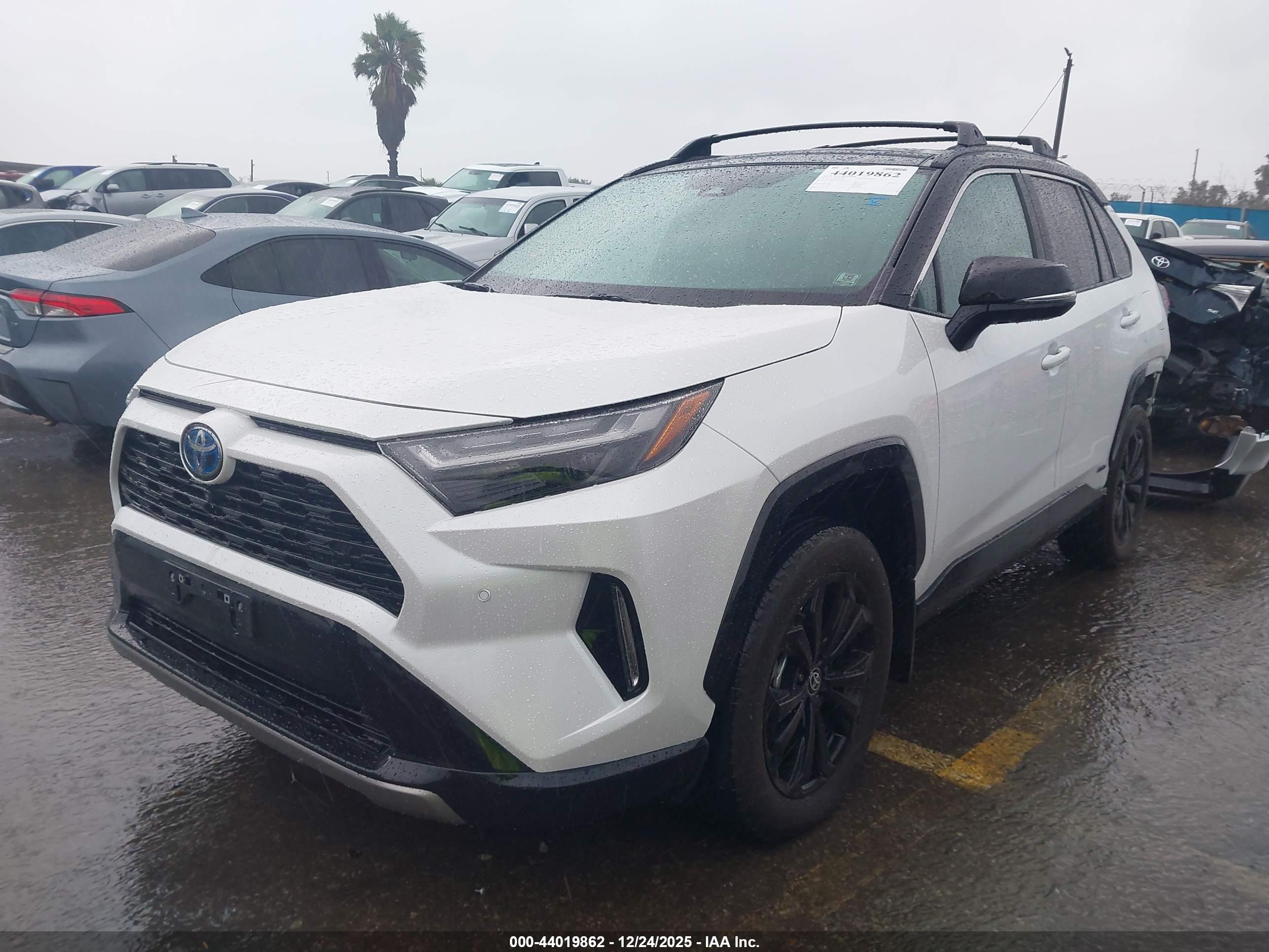 TOYOTA RAV4 image 2