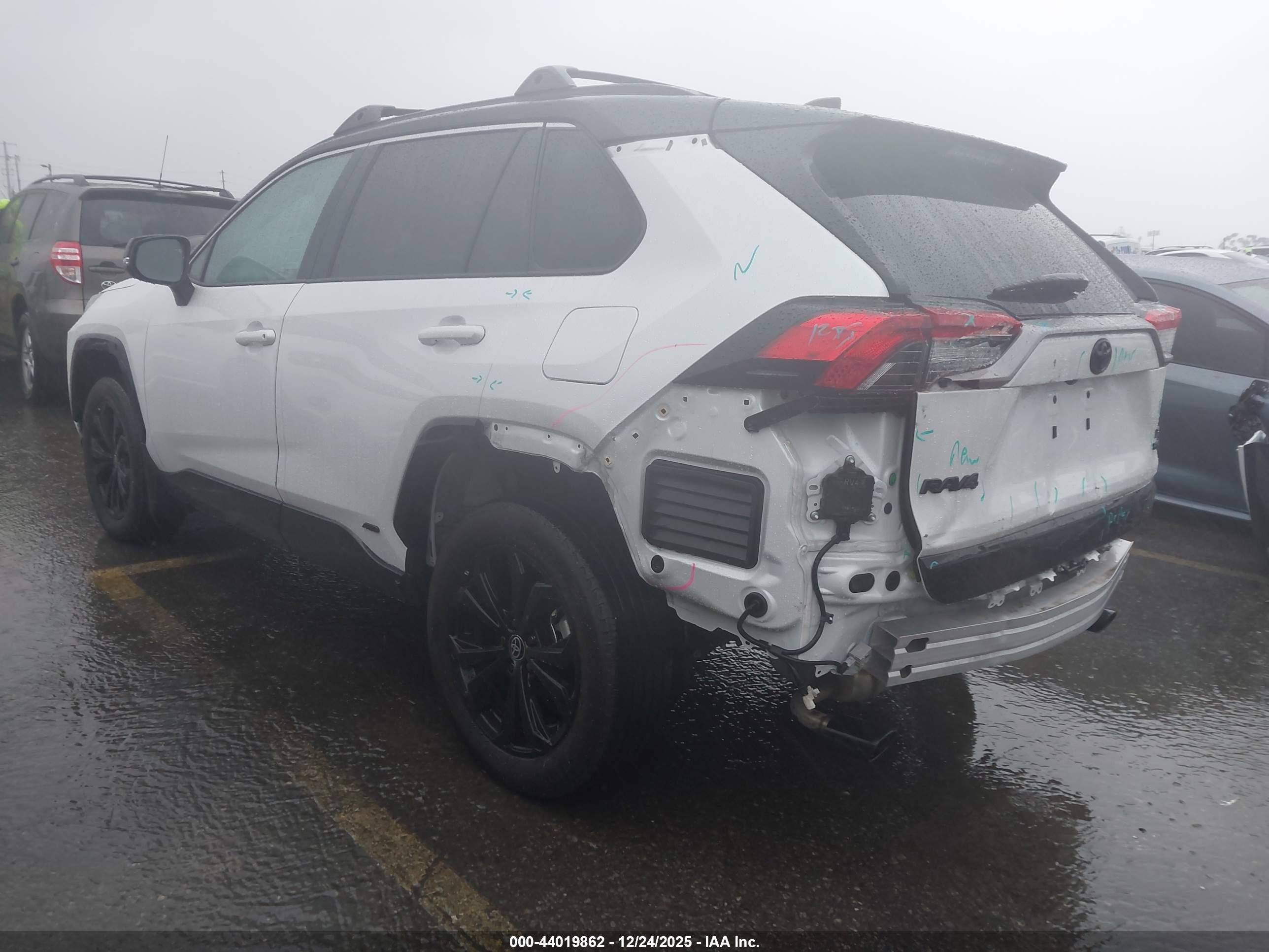 TOYOTA RAV4 image 3