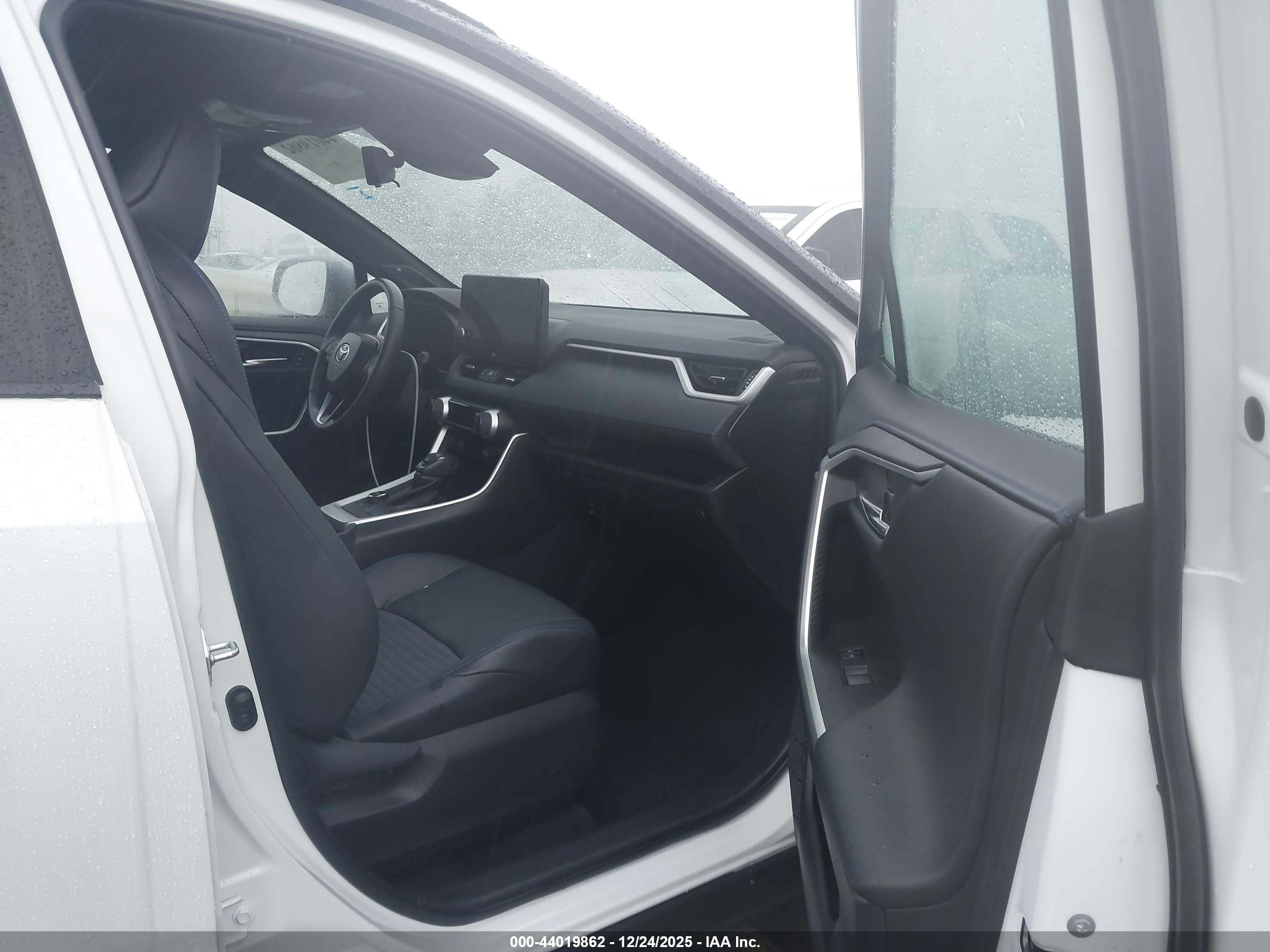 TOYOTA RAV4 image 5