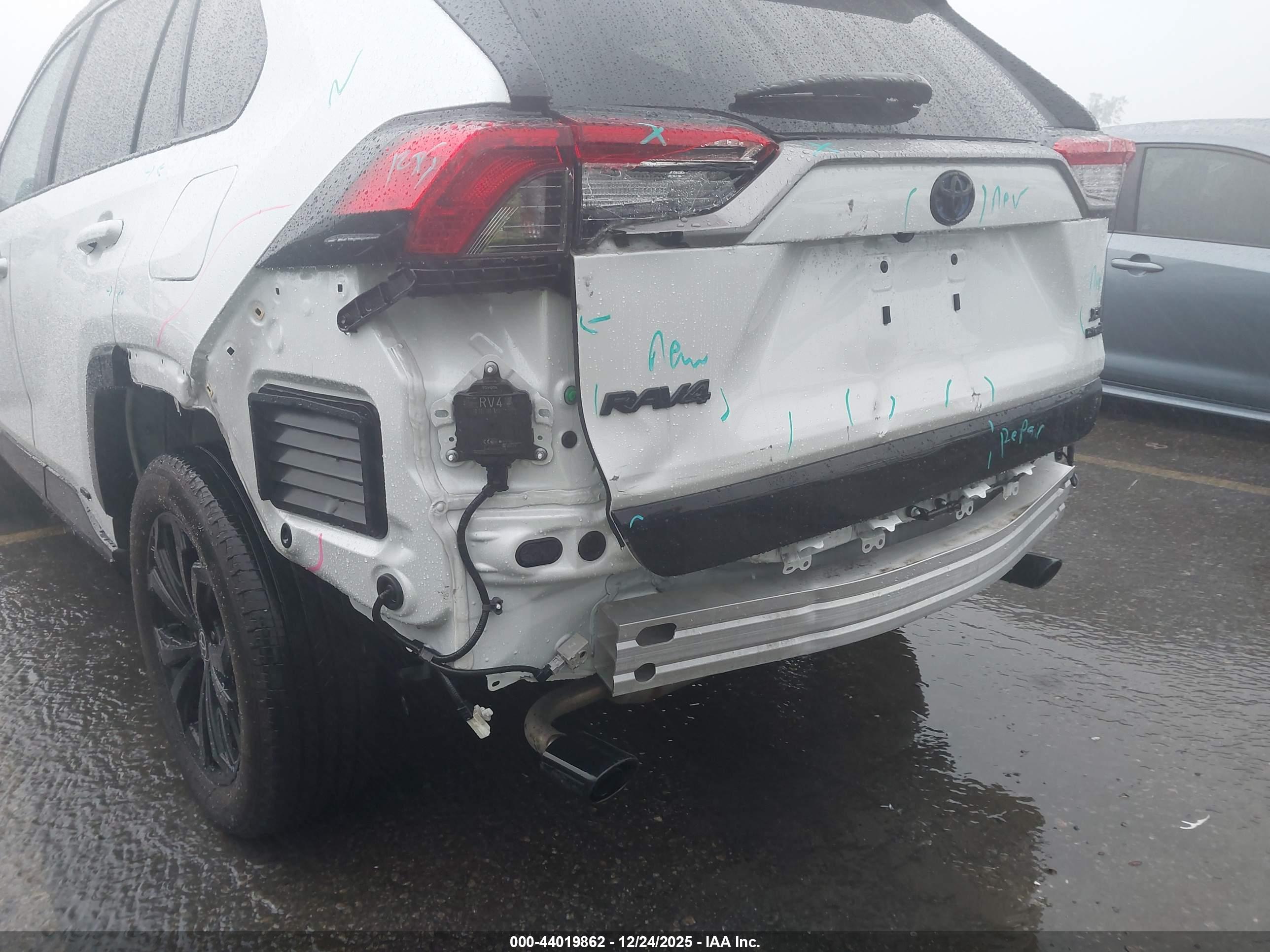 TOYOTA RAV4 image 6