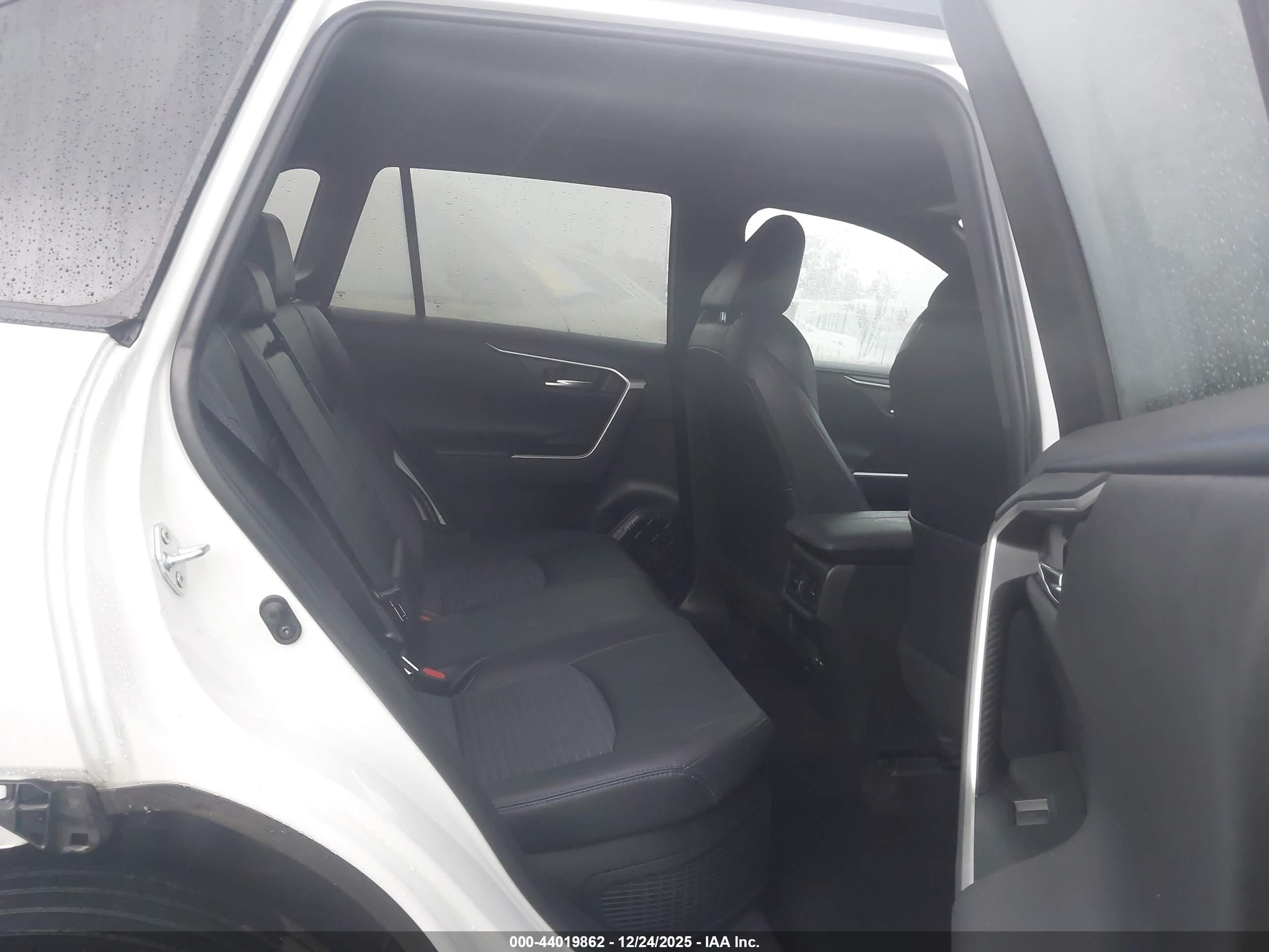 TOYOTA RAV4 image 8