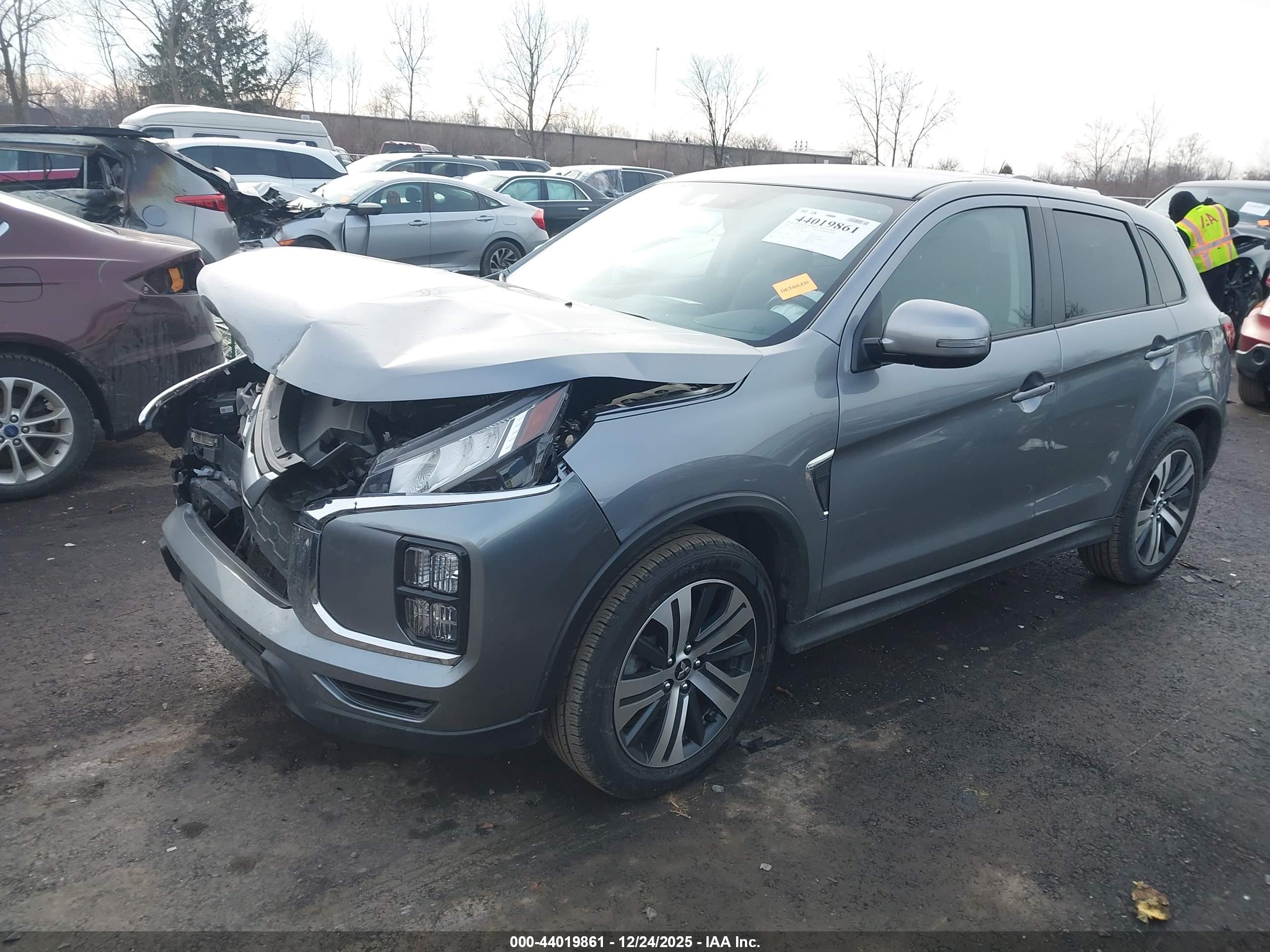 MITSUBISHI OUTLANDER image 2