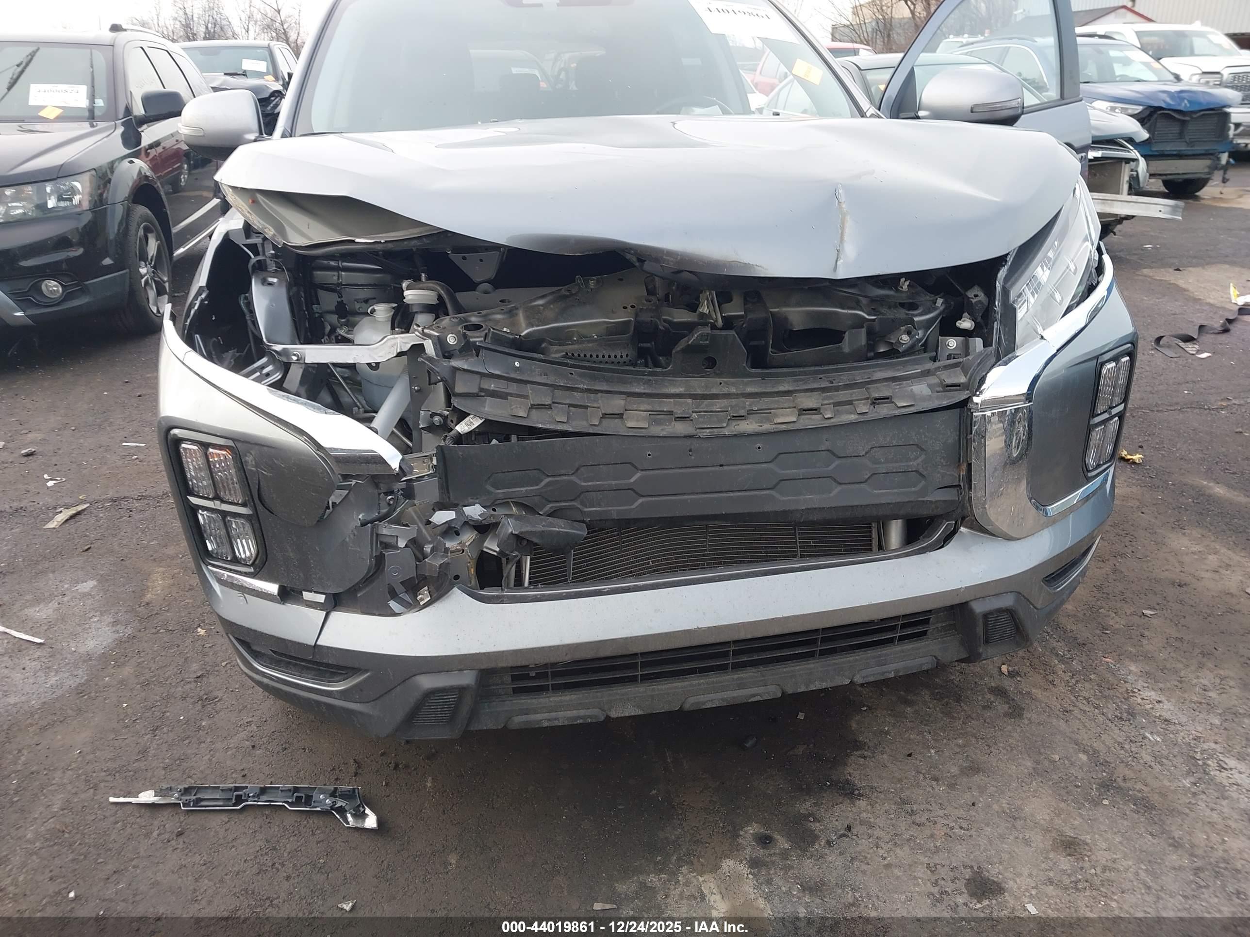 MITSUBISHI OUTLANDER image 6
