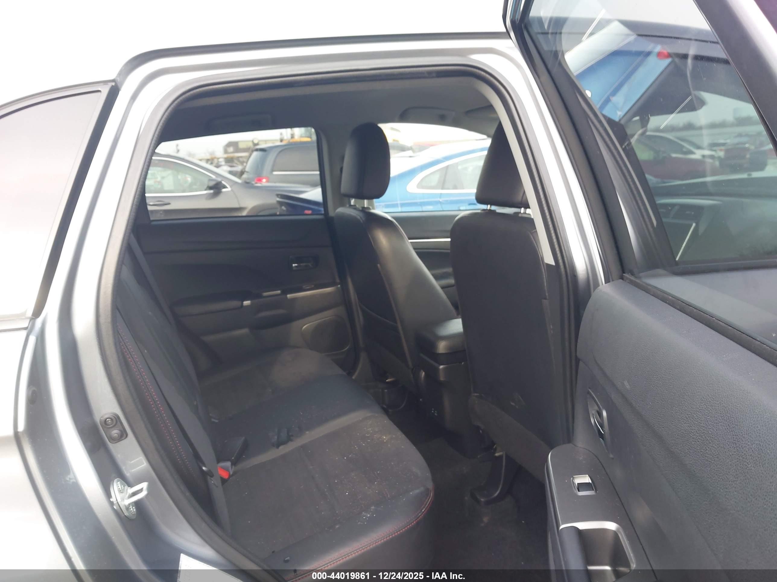 MITSUBISHI OUTLANDER image 8