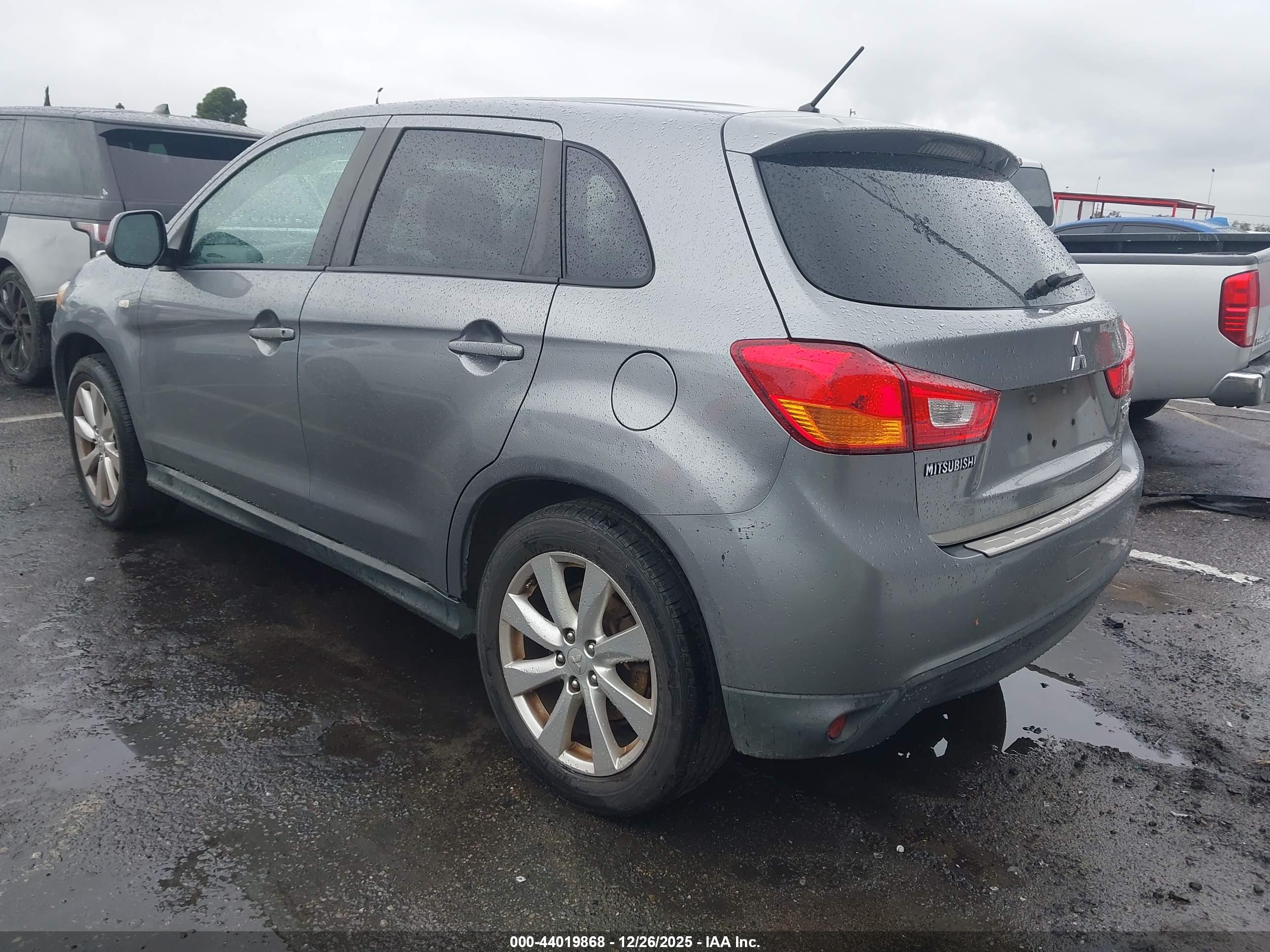 MITSUBISHI OUTLANDER image 3