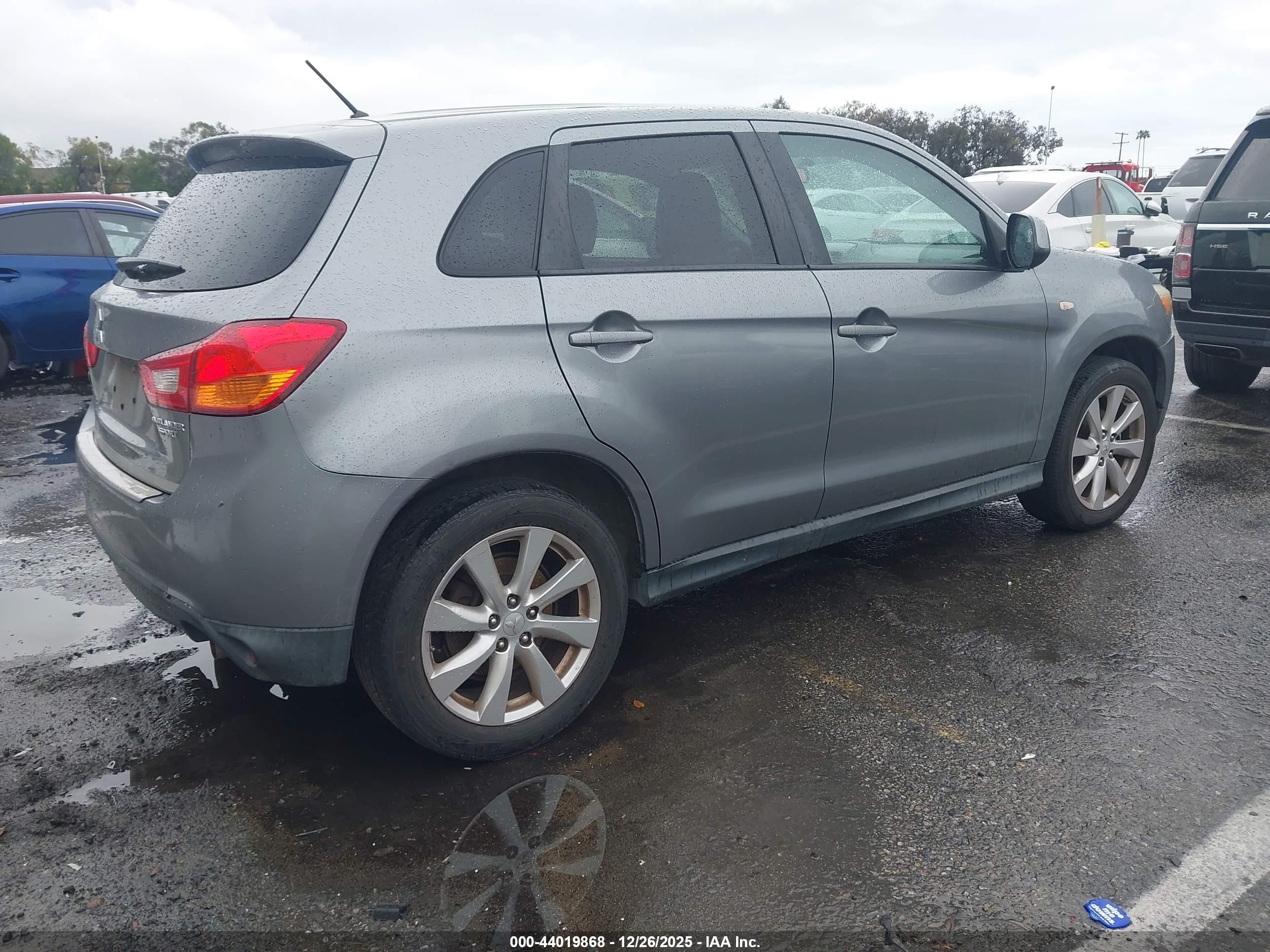 MITSUBISHI OUTLANDER image 4