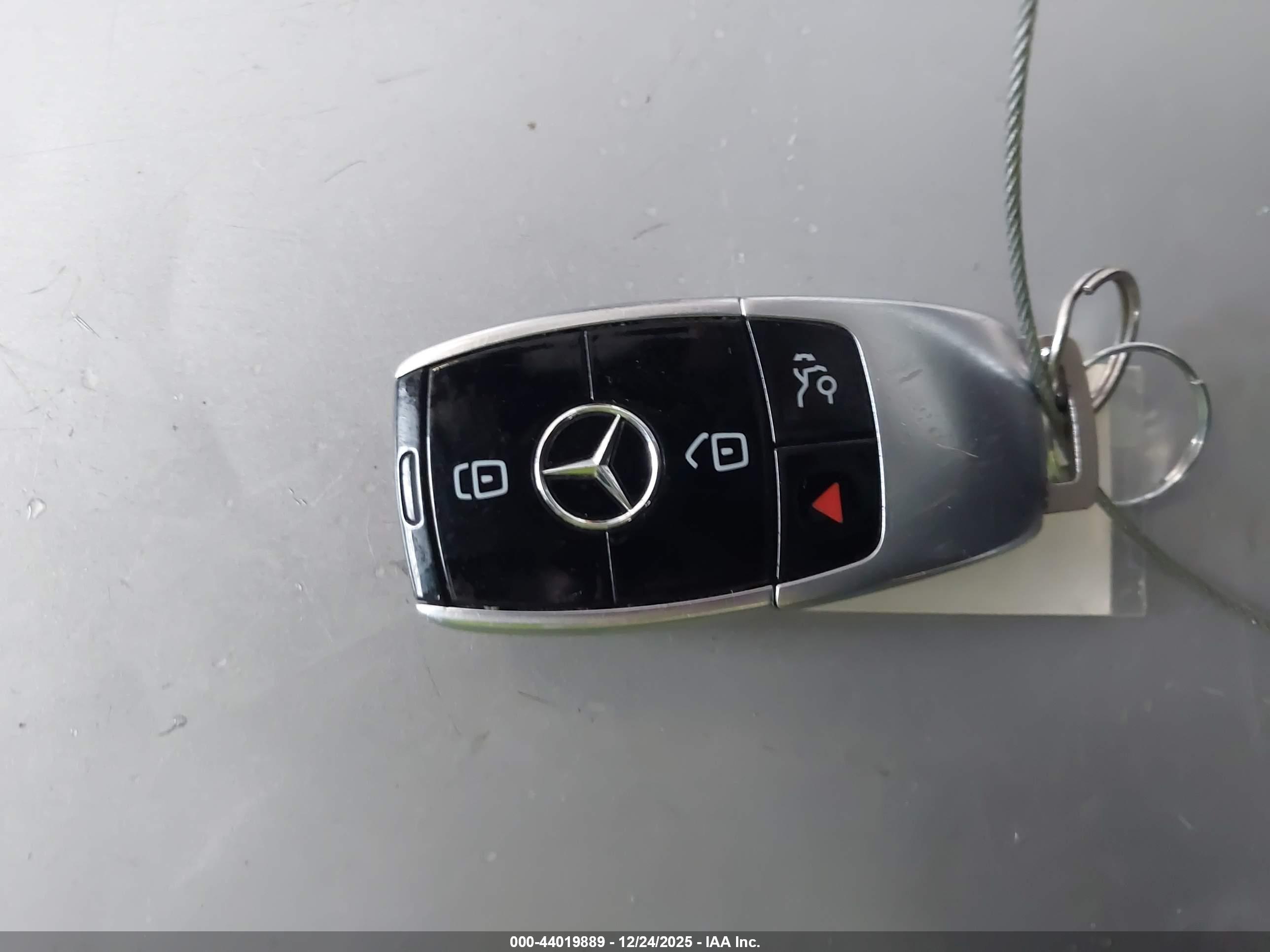 MERCEDES-BENZ E image 11