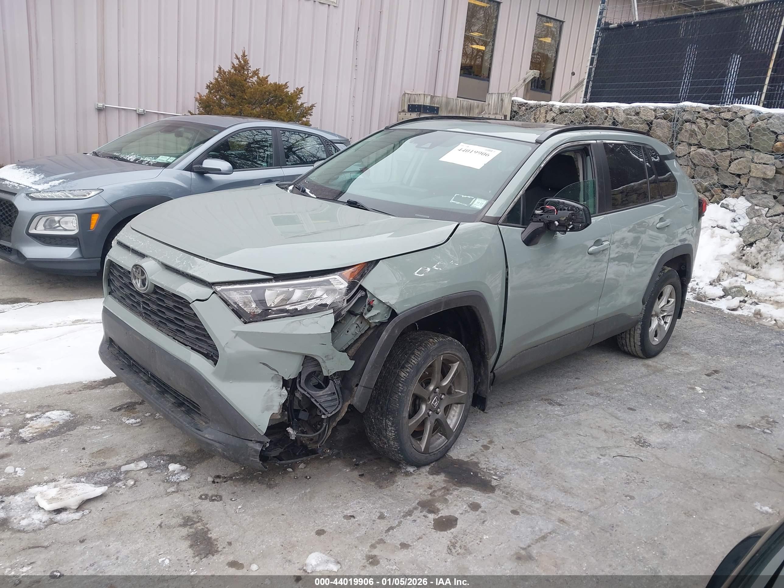TOYOTA RAV4 image 2
