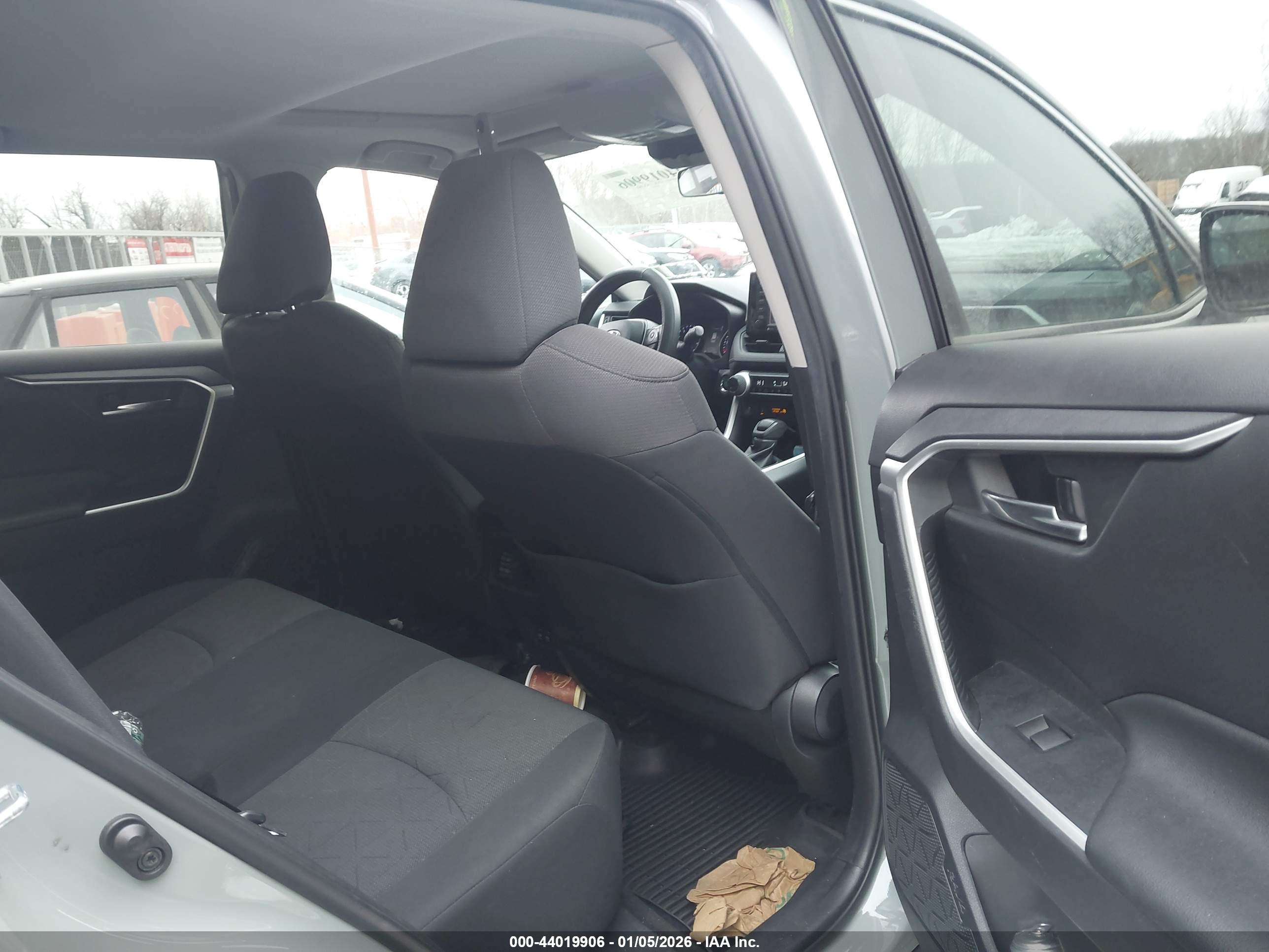 TOYOTA RAV4 image 8