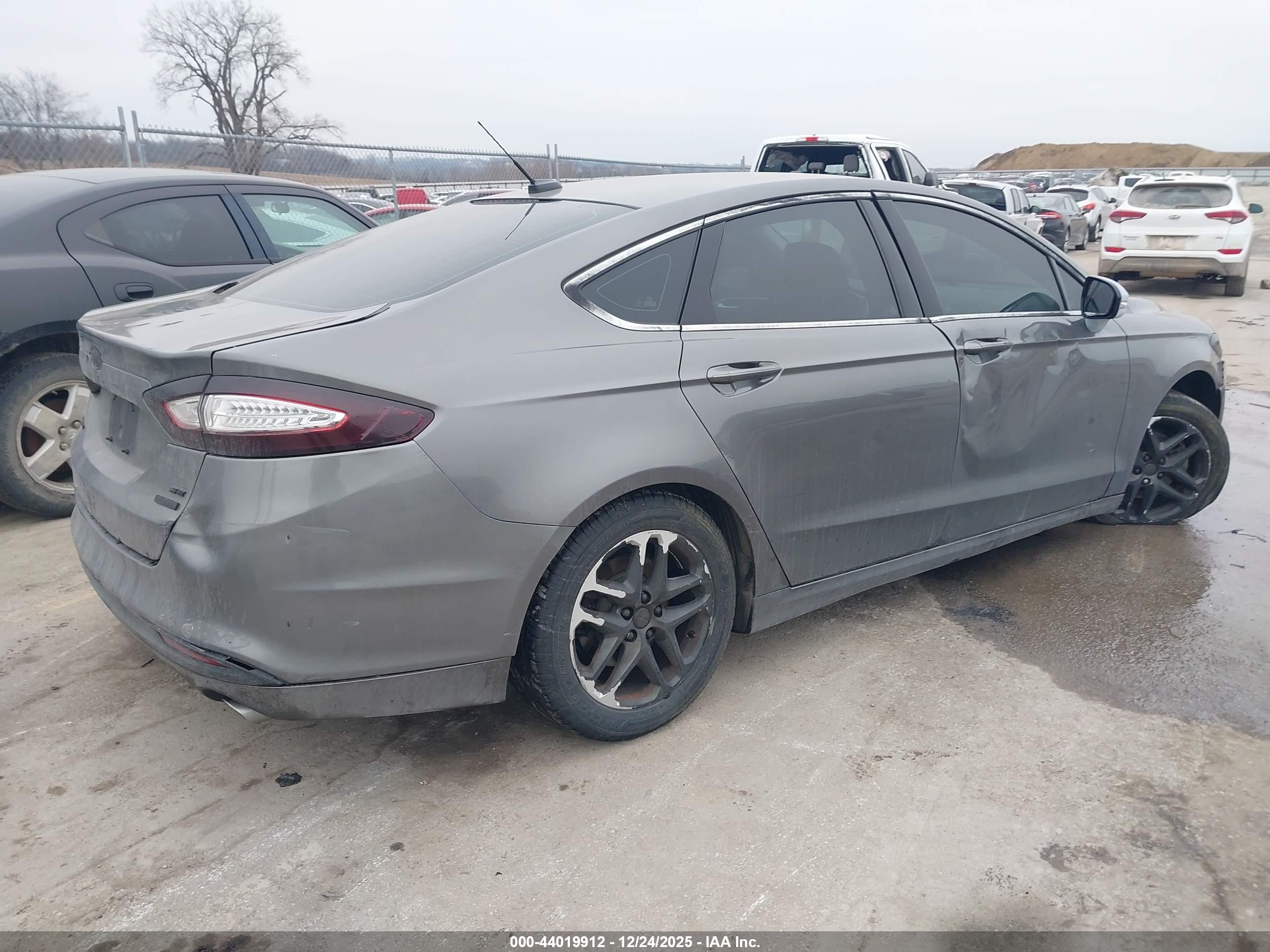 FORD FUSION image 4